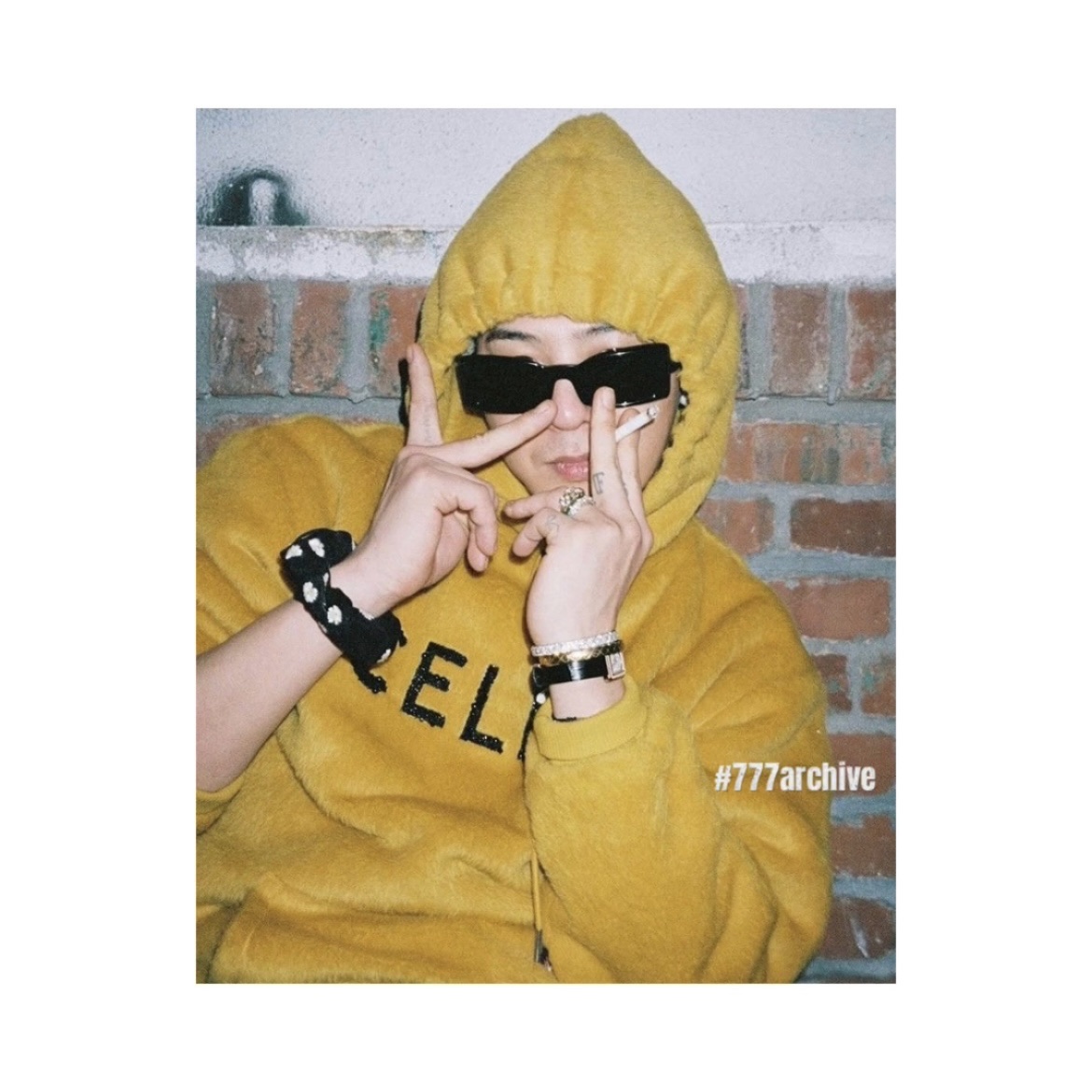 Celine Loose Hoodie in Fuzzy Wool Sunshine Black 착용 스타일 - 1
