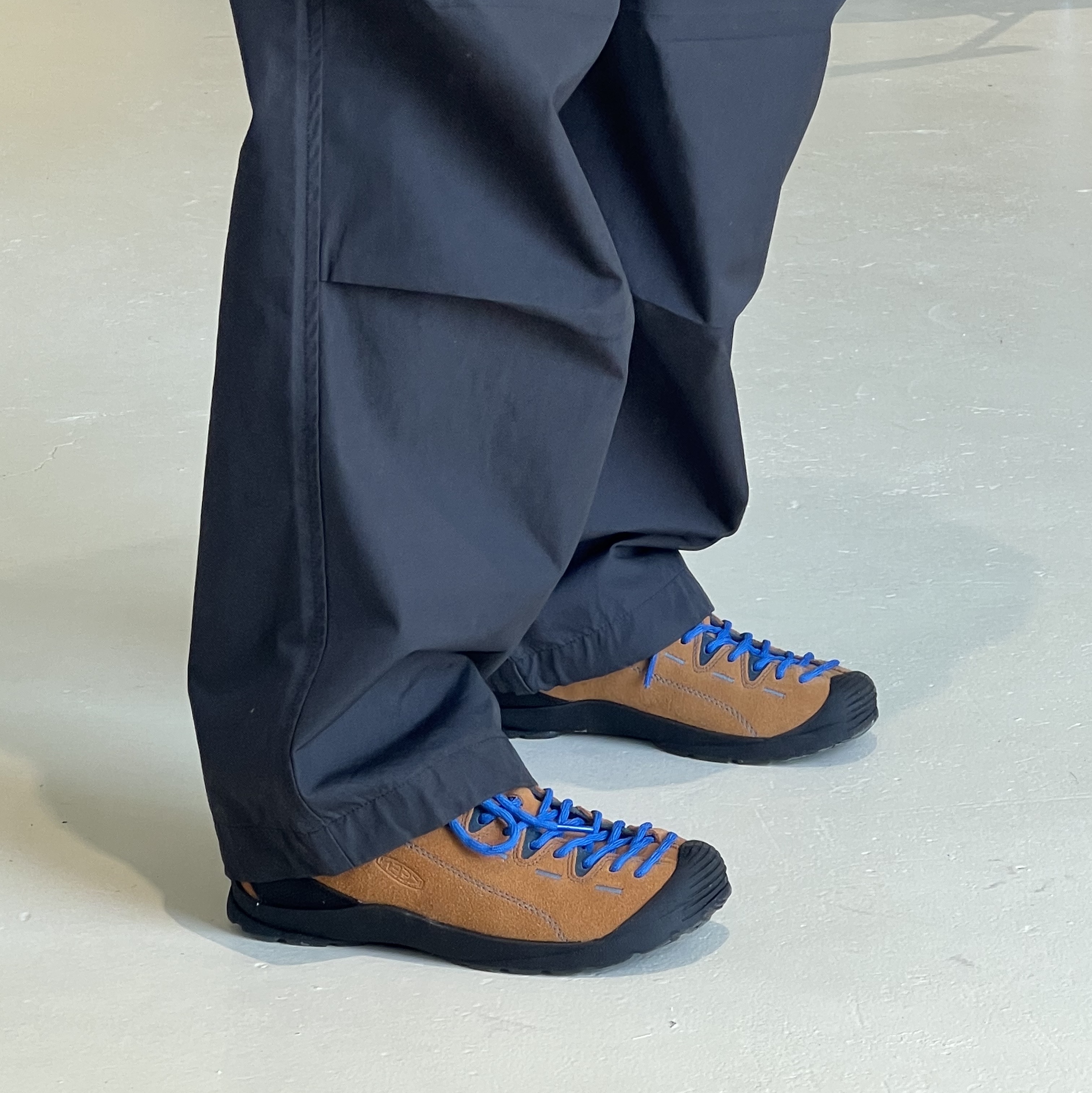 Keen Jasper Suede Sneakers Camel 착용 스타일 - 2
