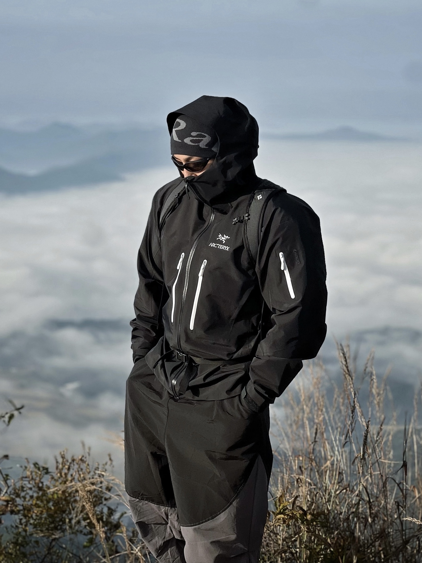 Arc'teryx Alpha SV Jacket Orca, Oakley Eye Jacket Redux Matte Black Frame Prizm Grey Lenses High Bridge Fit 착용 스타일 - 2