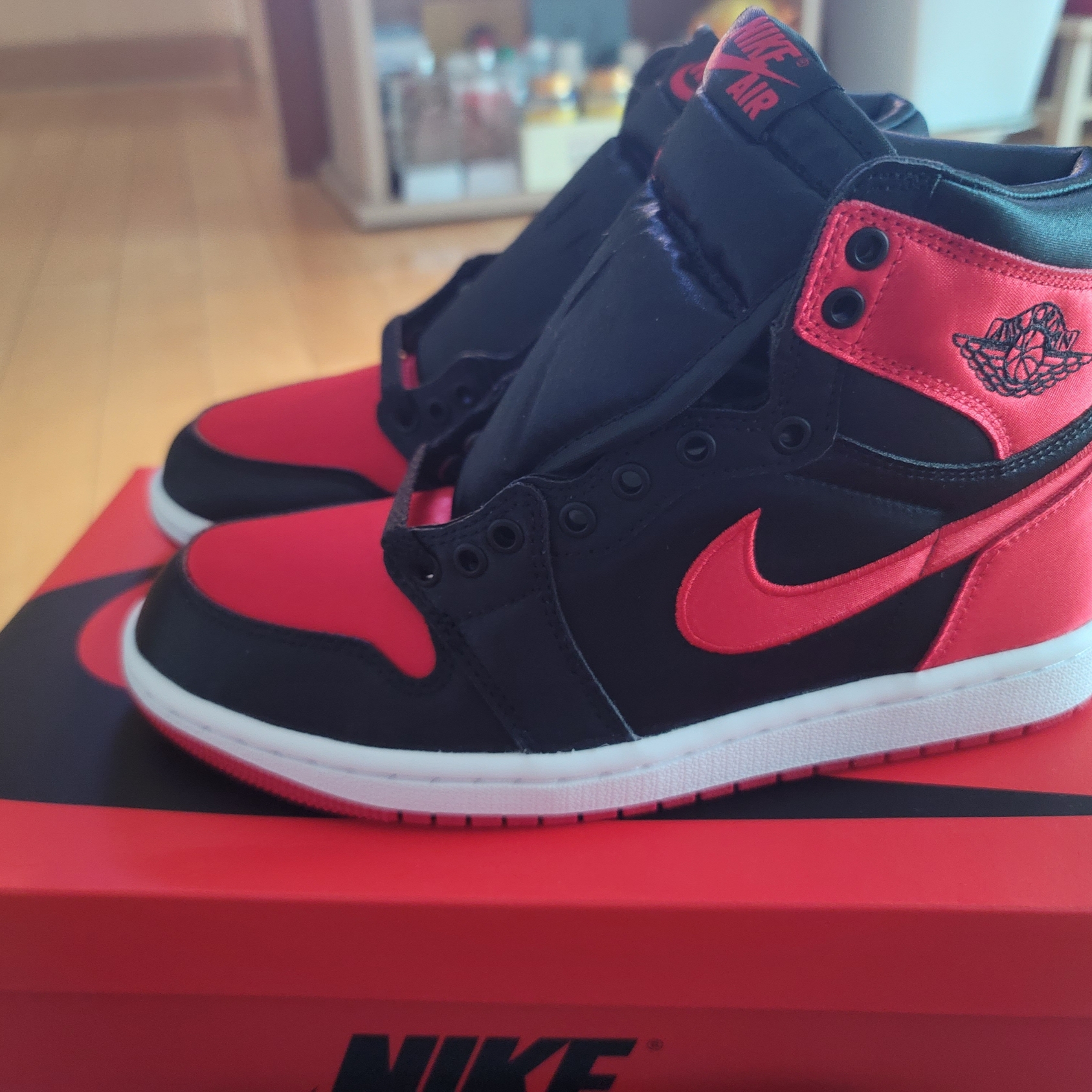 (W) Jordan 1 Retro High OG Satin Bred 착용 스타일 - 3