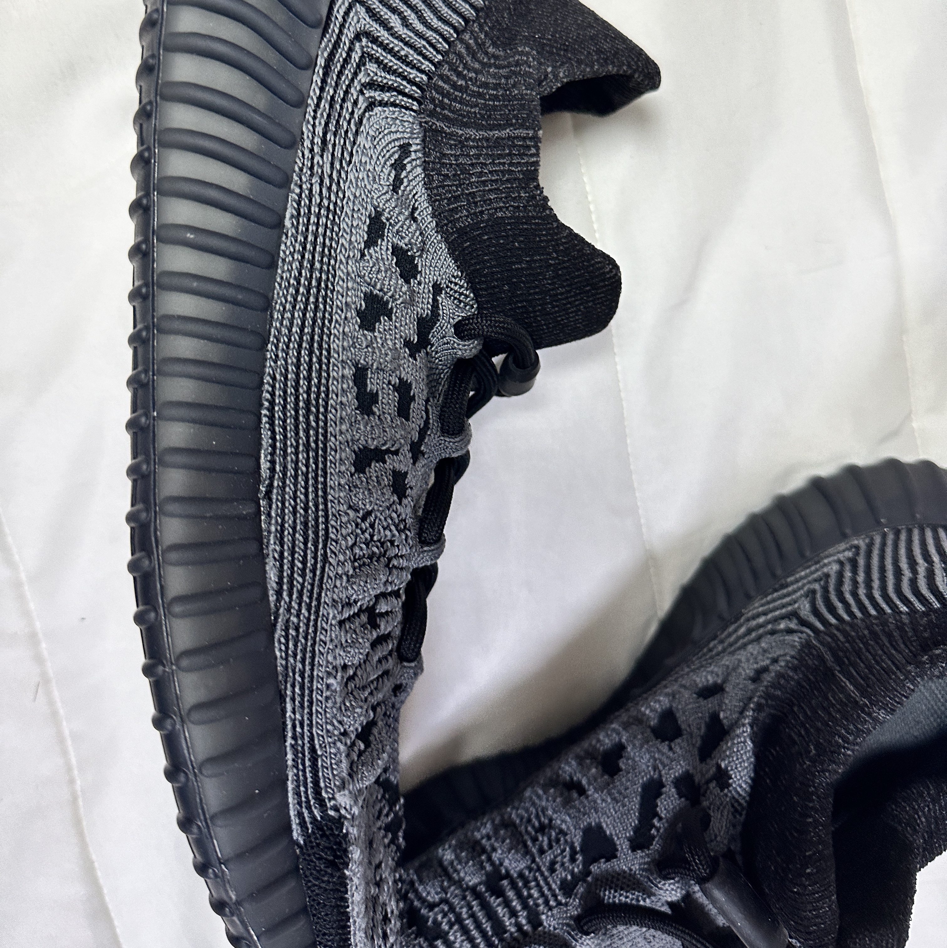 Adidas Yeezy 350 V2 CMPCT Slate Onyx 착용 스타일 - 3