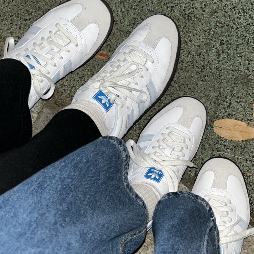 Adidas Samba OG Core White Halo Blue 착용 스타일 - 2