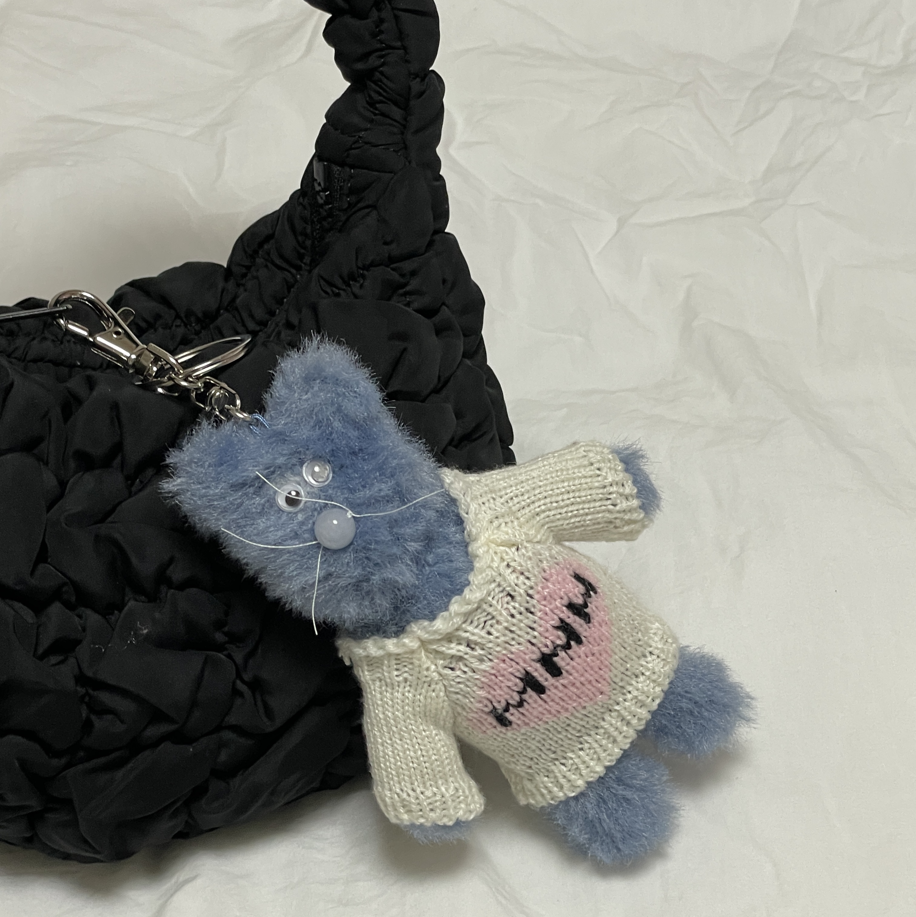 Monamhee Love Flexy Keyring Blue, COS Quilted Micro Bag Black 착용 스타일