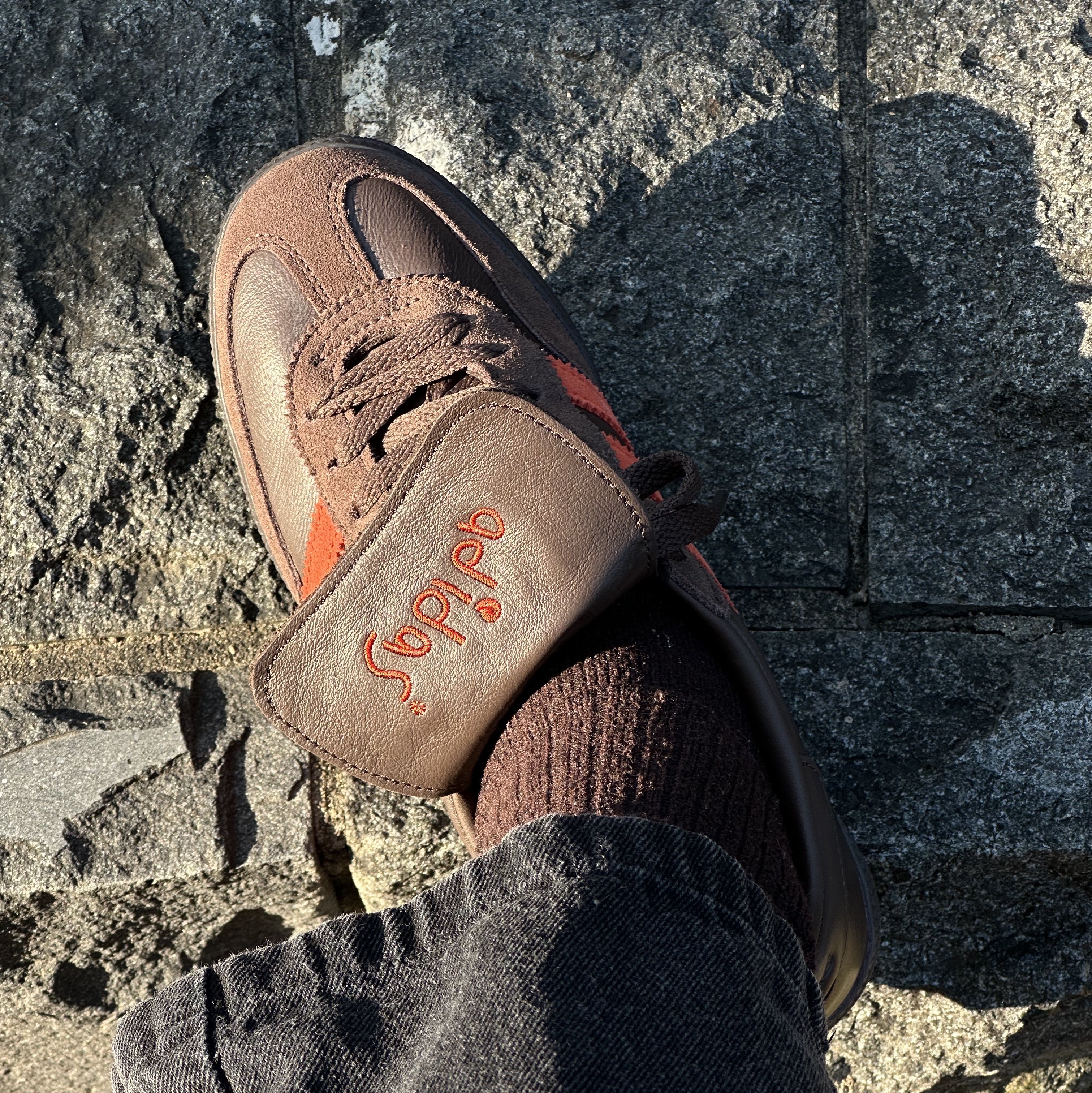 Adidas Spezial Handball Brown Collegiate Orange 착용 스타일 - 2