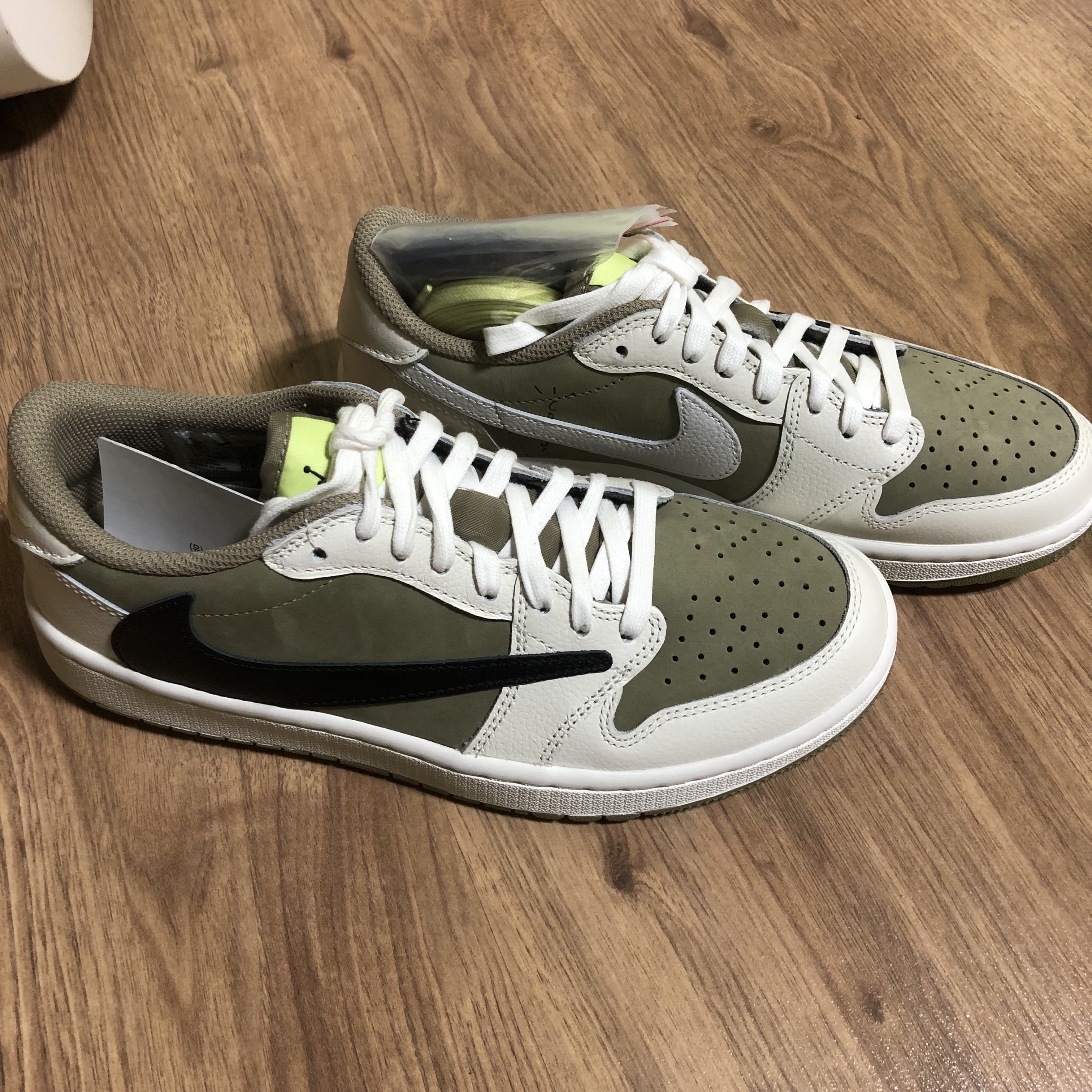 Jordan 1 x Travis Scott Retro Low Golf NRG Neutral Olive 착용 스타일 - 2