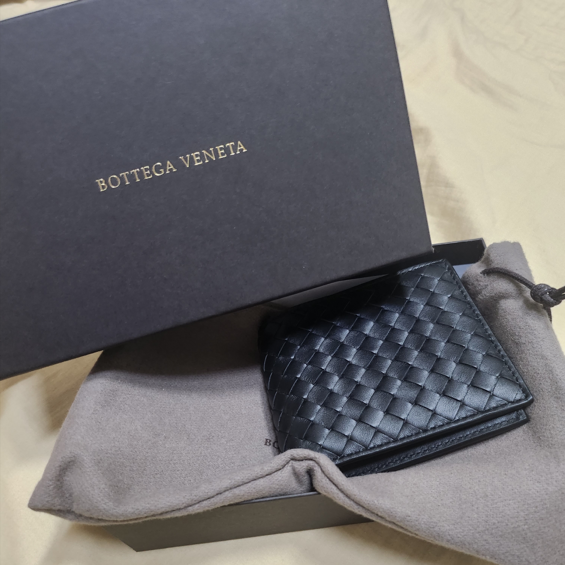 Bottega Veneta Bi-Fold Wallet Black 착용 스타일