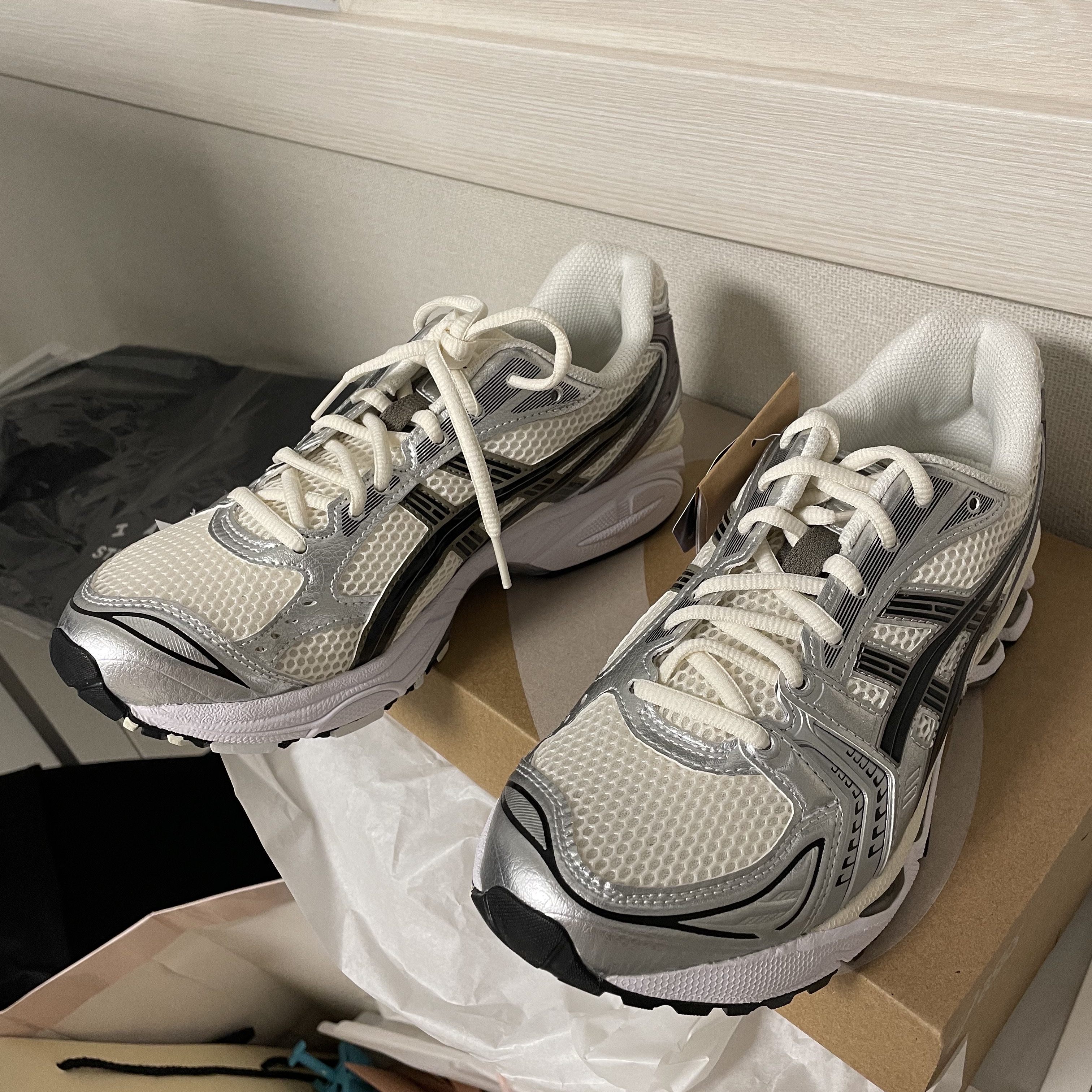 Asics Gel-Kayano 14 Cream Black 착용 스타일 - 2