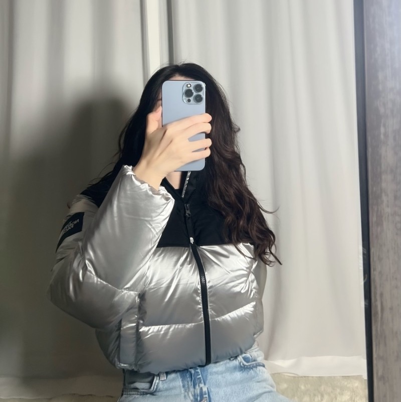 (W) The North Face White Label Novelty Nuptse Down Jacket Silver 착용 스타일 - 2
