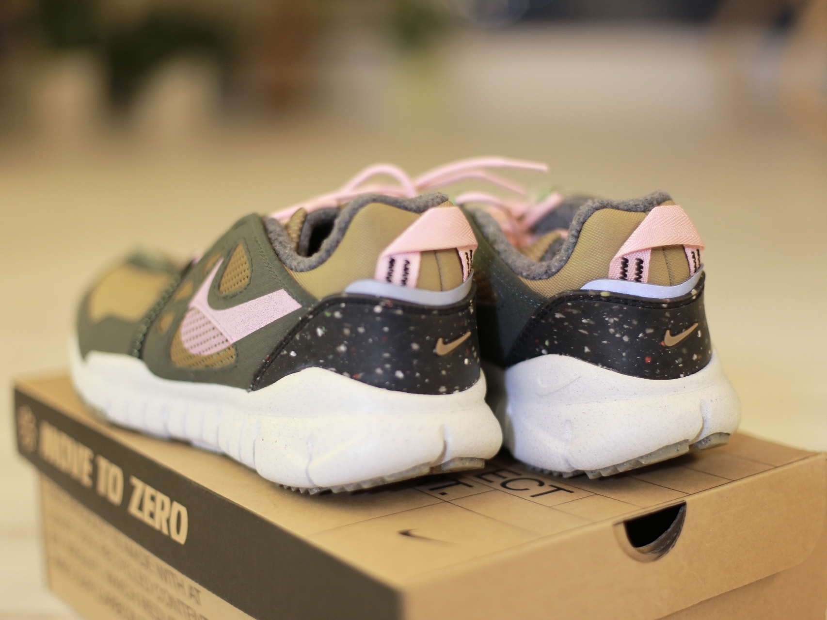 Nike Free Terra Vista Brown Kelp and Pink Glaze 착용 스타일 - 3