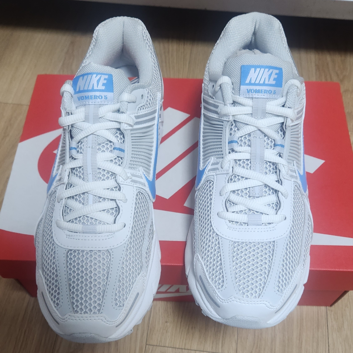Nike Zoom Vomero 5 Photon Dust and University Blue 착용 스타일 - 2