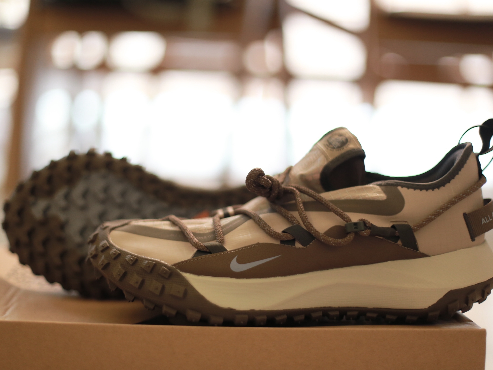 Nike ACG Mountain Fly Low Ironstone 착용 스타일 - 4