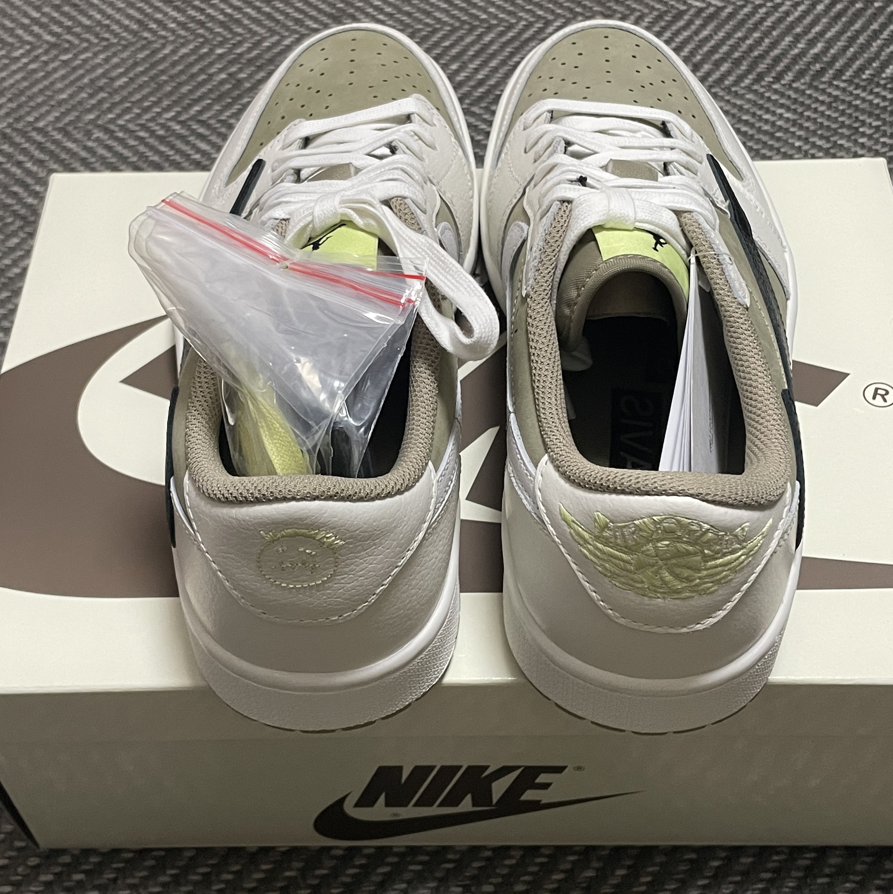 Jordan 1 x Travis Scott Retro Low Golf NRG Neutral Olive 착용 스타일 - 3