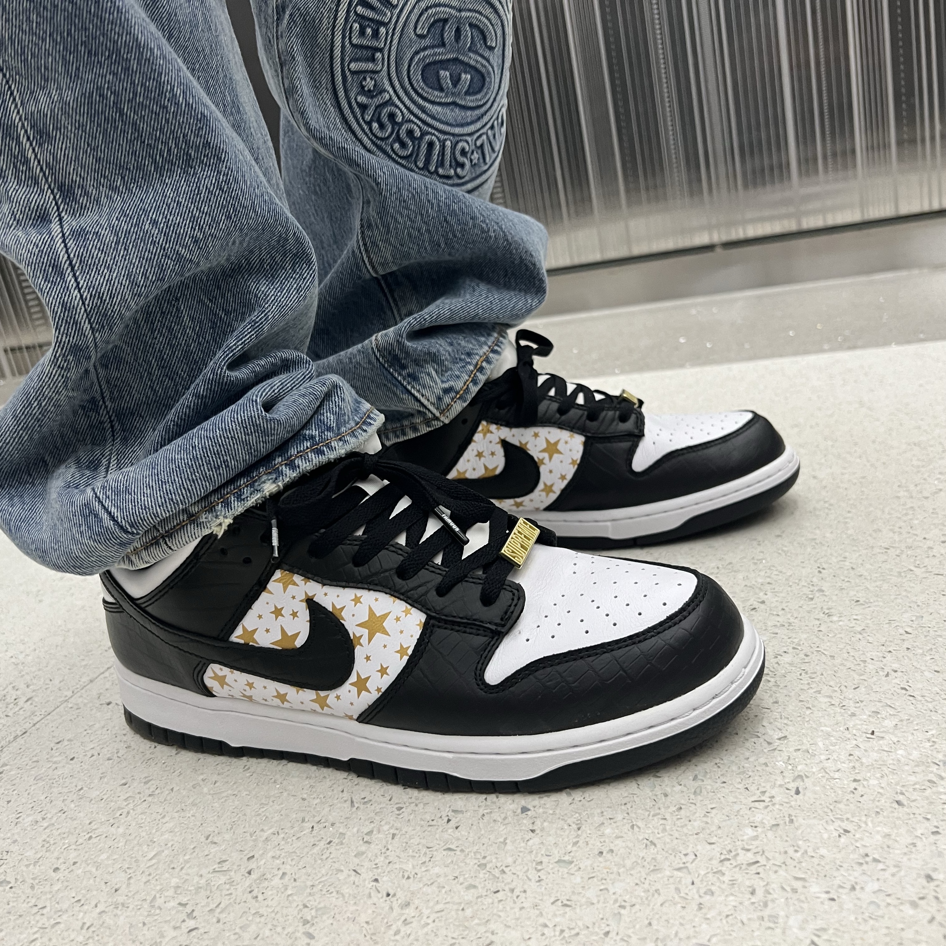 Nike x Supreme SB Dunk Low Black 착용 스타일