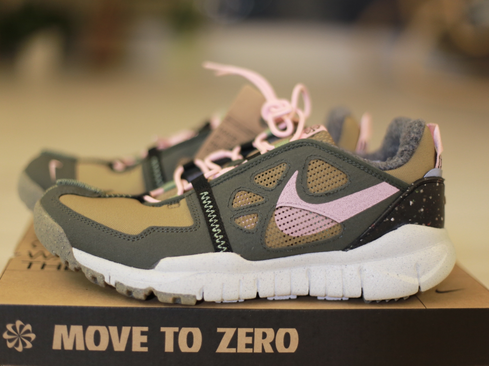 Nike Free Terra Vista Brown Kelp and Pink Glaze 착용 스타일 - 1