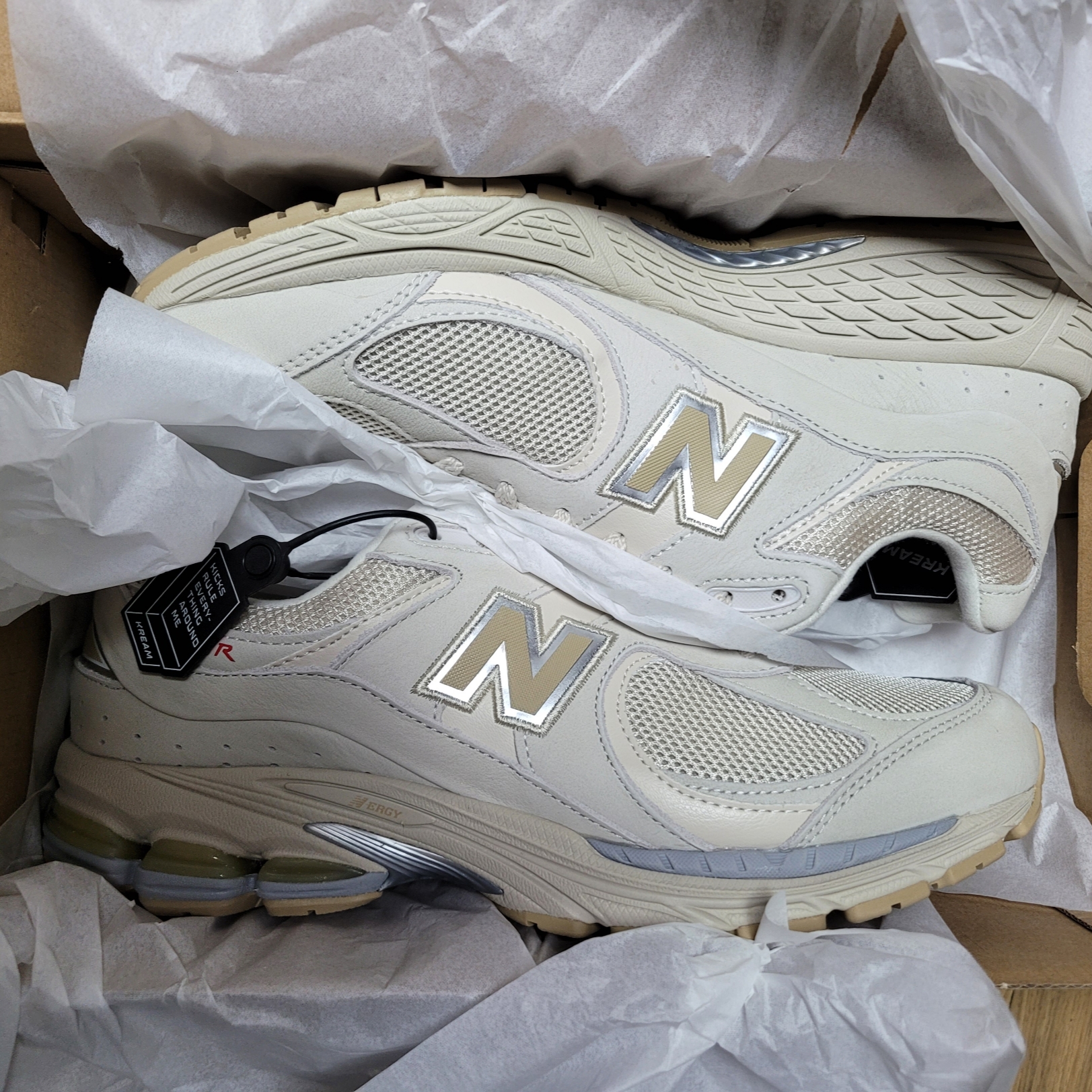 New Balance 2002R Beige 착용 스타일
