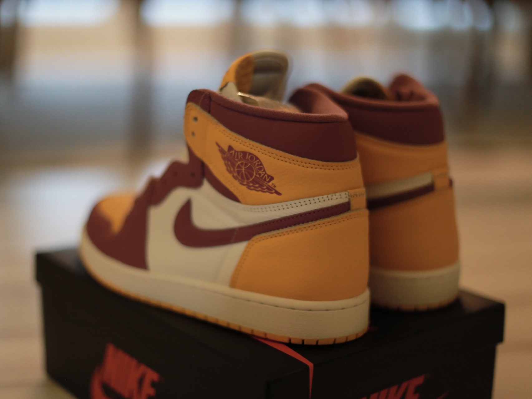 Jordan 1 Retro High OG University Gold Light Bordeaux 착용 스타일 - 3