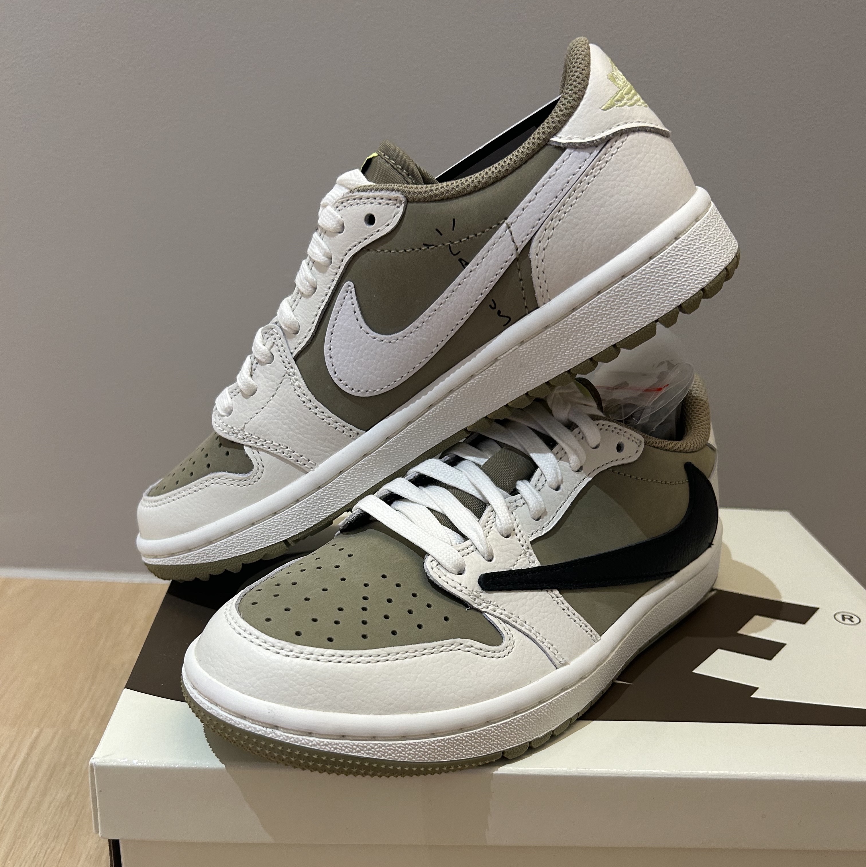 Jordan 1 x Travis Scott Retro Low Golf NRG Neutral Olive 착용 스타일