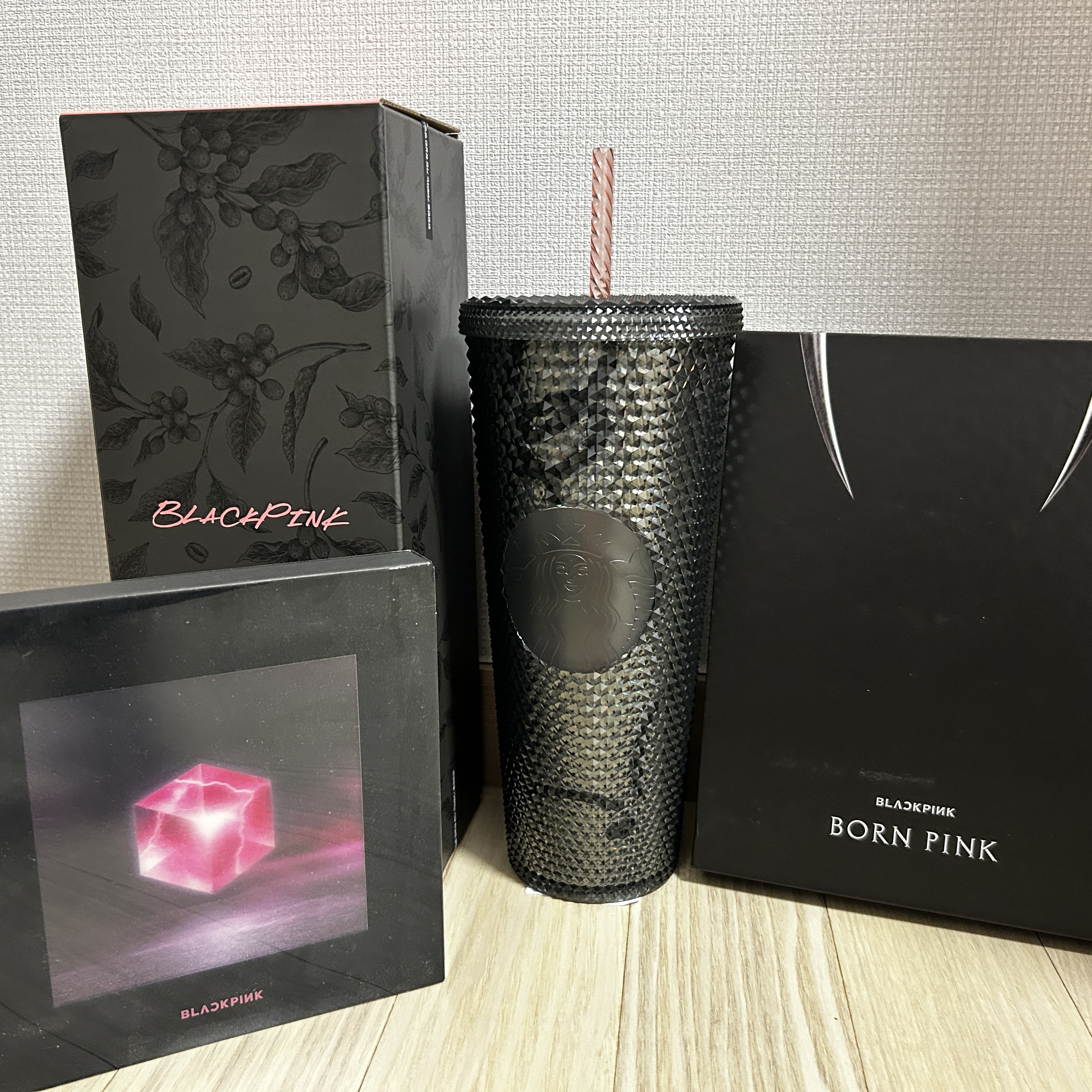 Starbucks x Blackpink Black Stud Cold Cup 710ml 착용 스타일 - 1