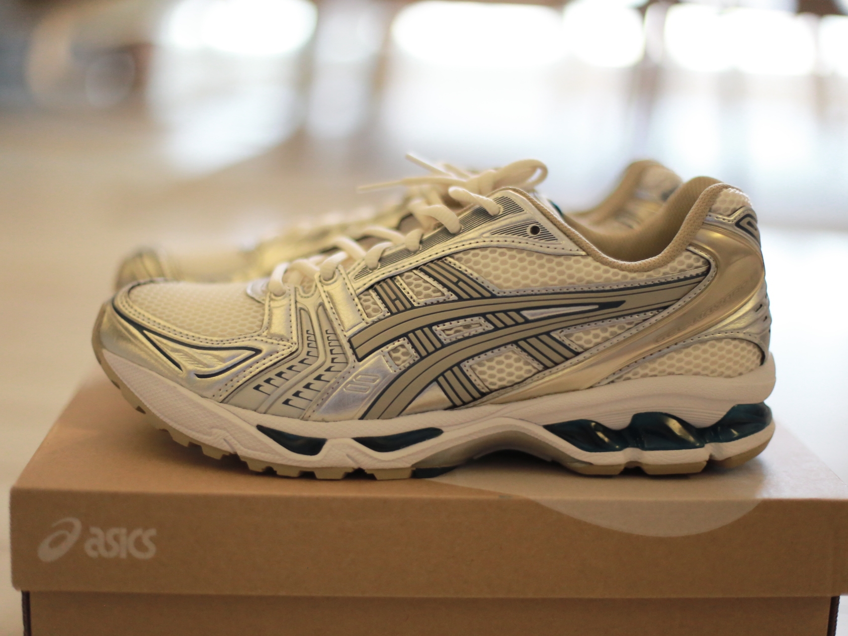 Asics Gel-Kayano 14 Cream Pure Silver 착용 스타일 - 1