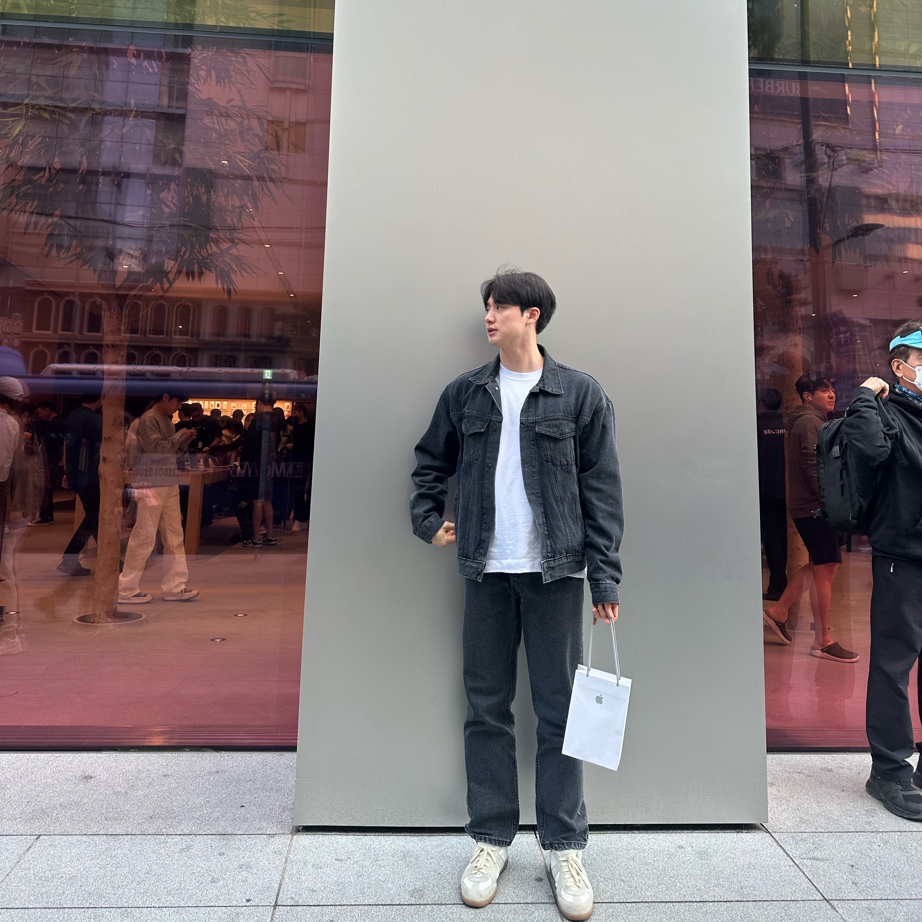 Maison Margiela Replica Slip-On Sneakers White, Apple iPhone 15 Pro Max 1TB Blue Titanium (Korean Ver.) 착용 스타일 - 1