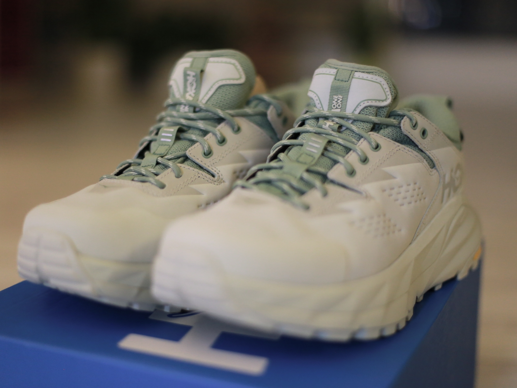 Hoka Kaha Low Gore-Tex Celadon Tint Basil 착용 스타일 - 3