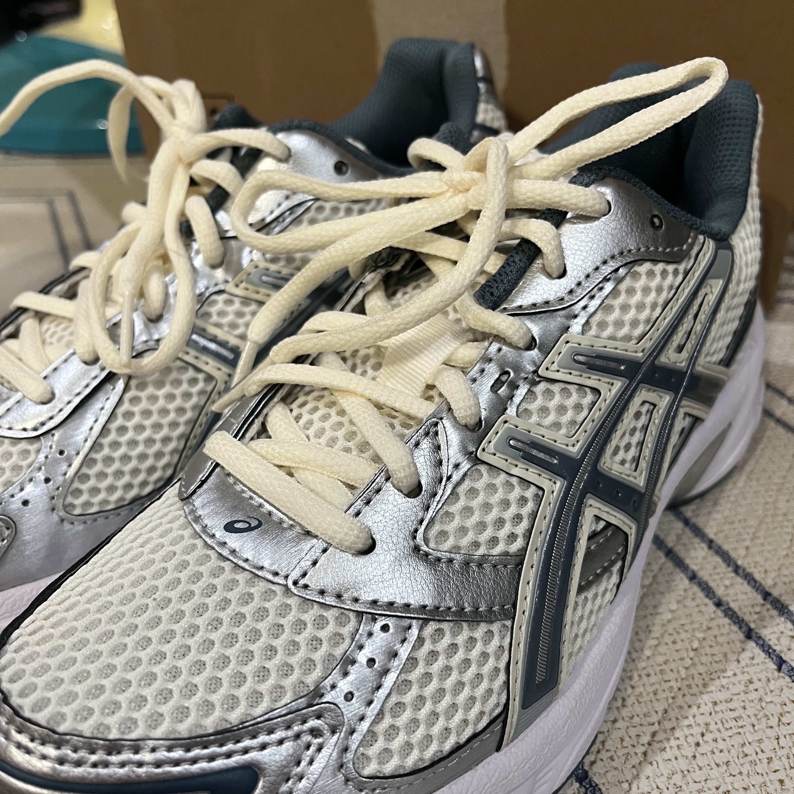 Asics Gel-1130 Cream Ironclad 착용 스타일