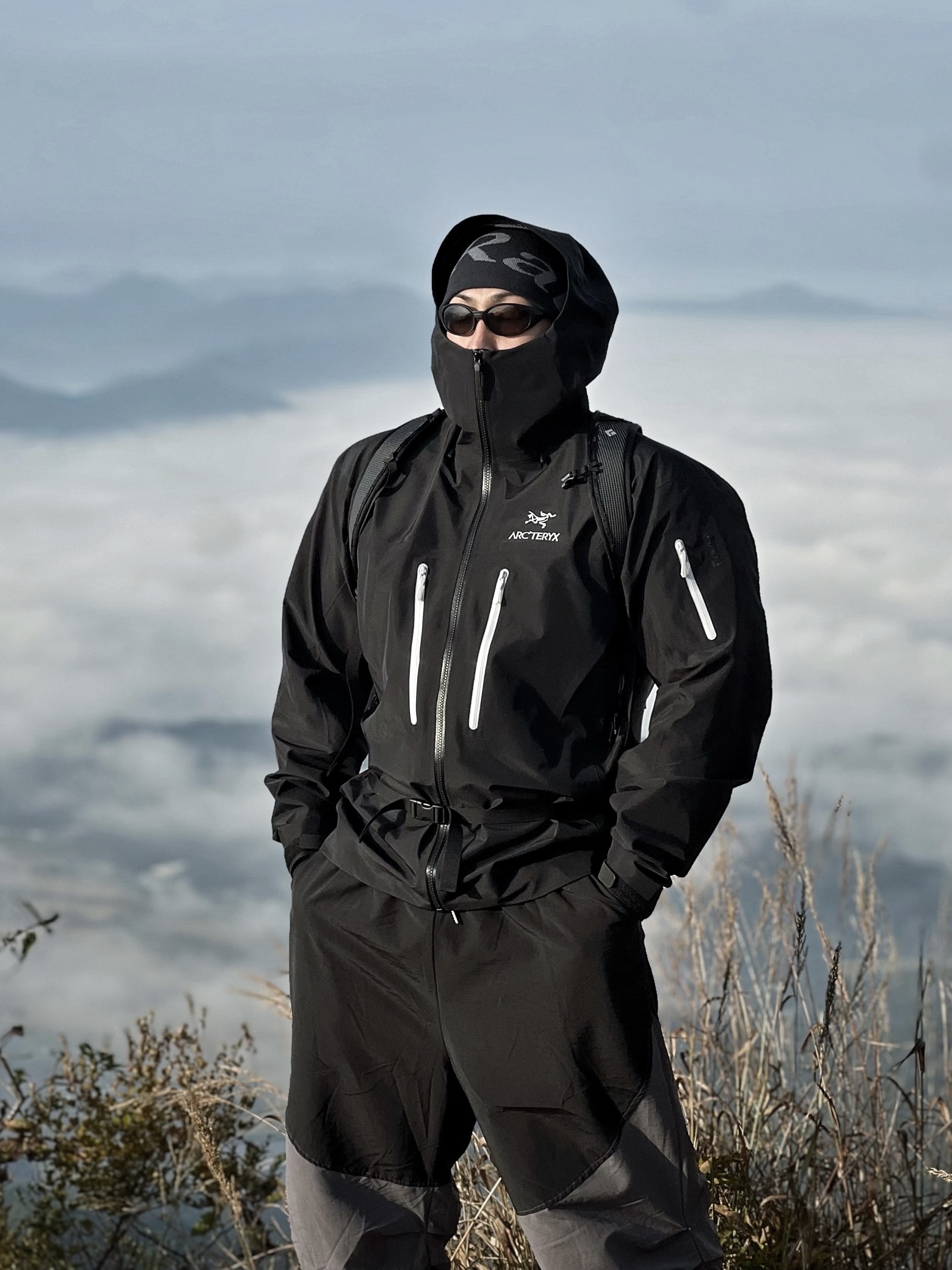 Arc'teryx Alpha SV Jacket Orca, Oakley Eye Jacket Redux Matte Black Frame Prizm Grey Lenses High Bridge Fit 착용 스타일 - 1