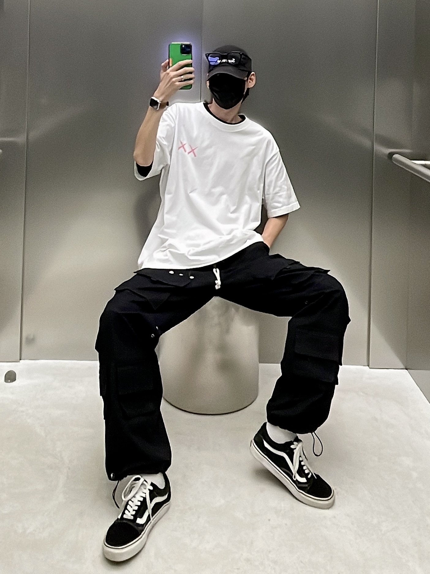 Vans Old Skool 36 DX Anaheim Factory Black White, Uniqlo UT x Kaws Short Sleeve Graphic T-Shirt White 착용 스타일 - 1