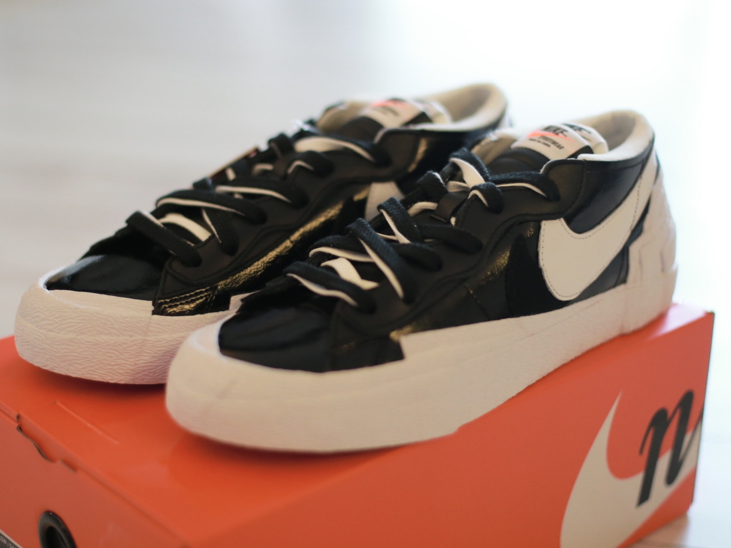 Nike x Sacai Blazer Low Black Patent Leather 착용 스타일 - 2