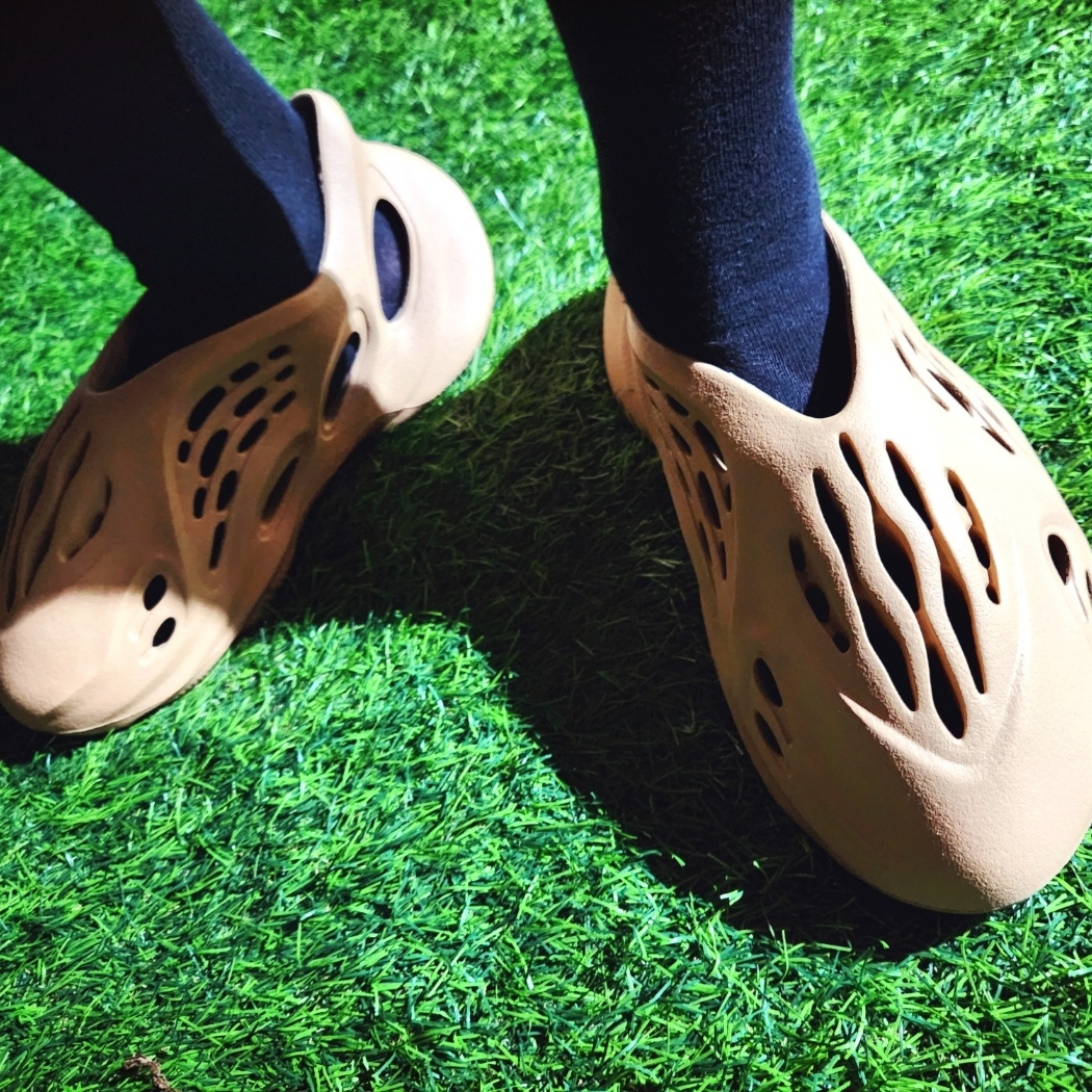 Adidas Yeezy Foam RNNR Ochre 착용 스타일 - 4