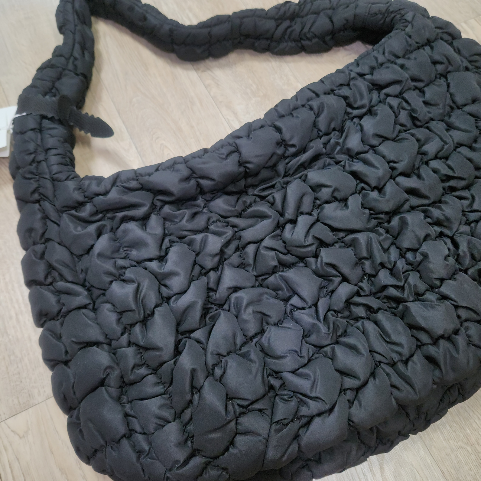 COS Quilted Oversized Shoulder Bag Black 착용 스타일