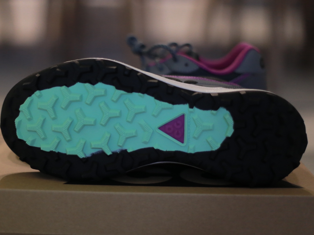 Nike ACG Lowcate Smoke Grey Vivid Purple 착용 스타일 - 4