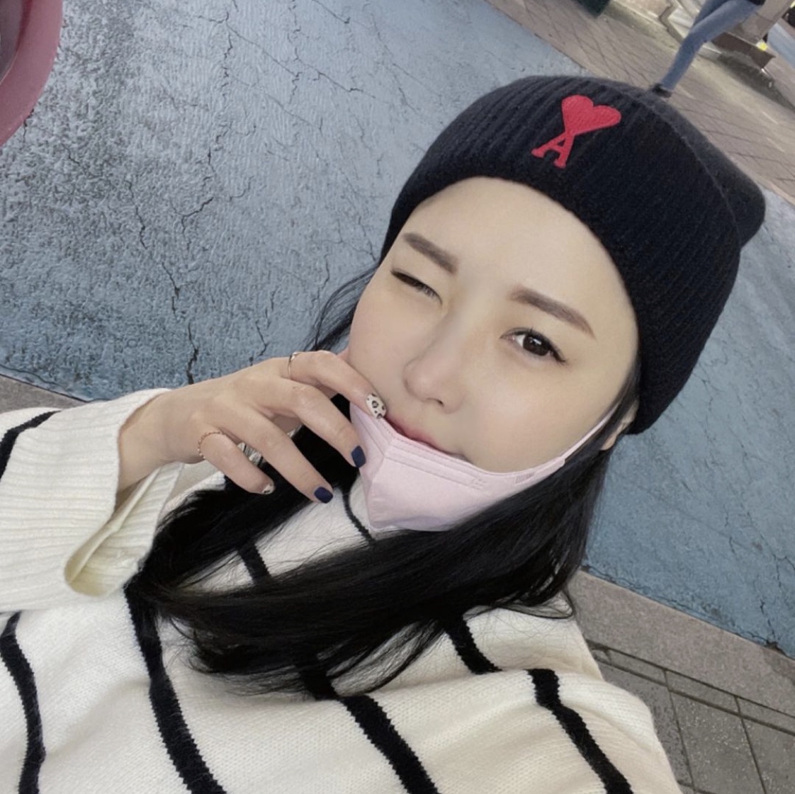 AMI de Coeur Beanie Black 착용 스타일 - 1