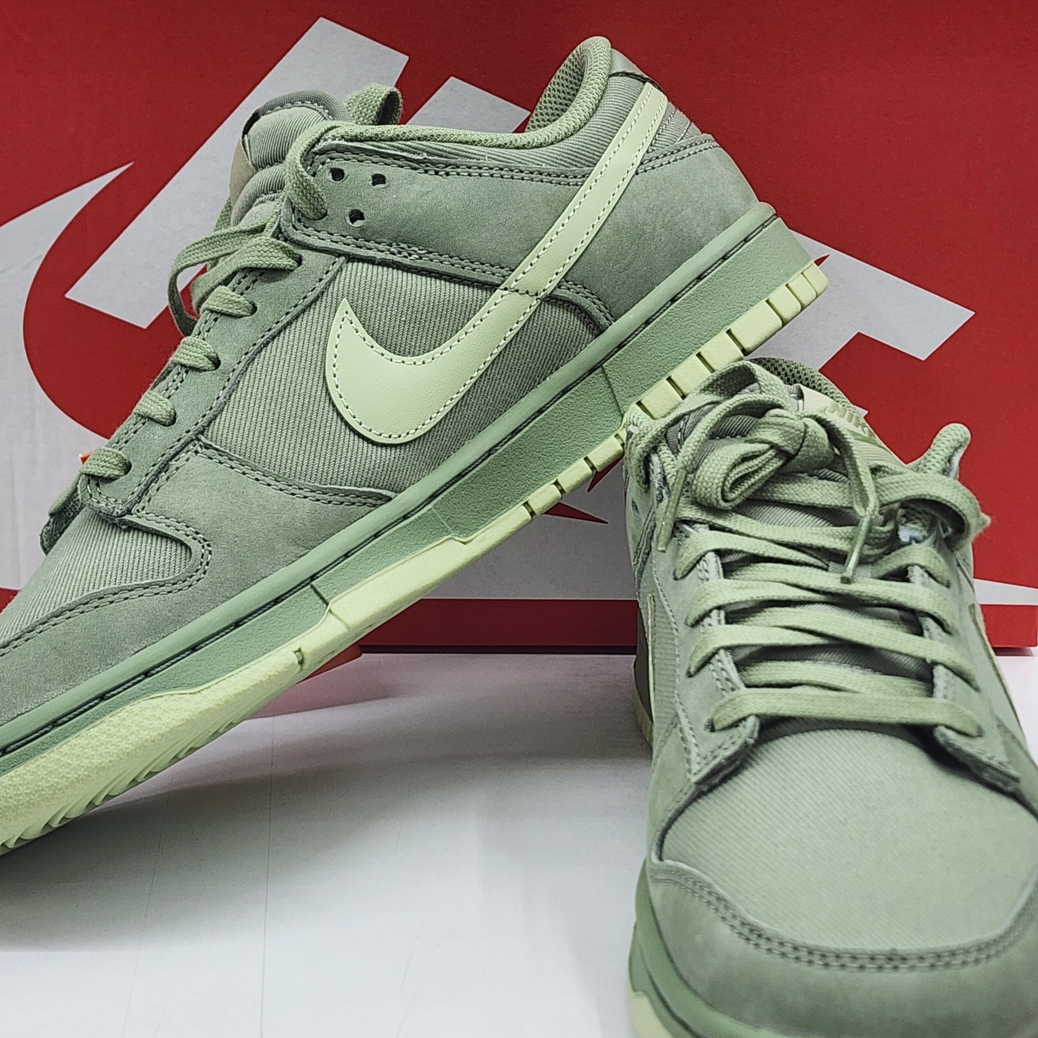 Nike Dunk Low PRM Oil Green 착용 스타일 - 2