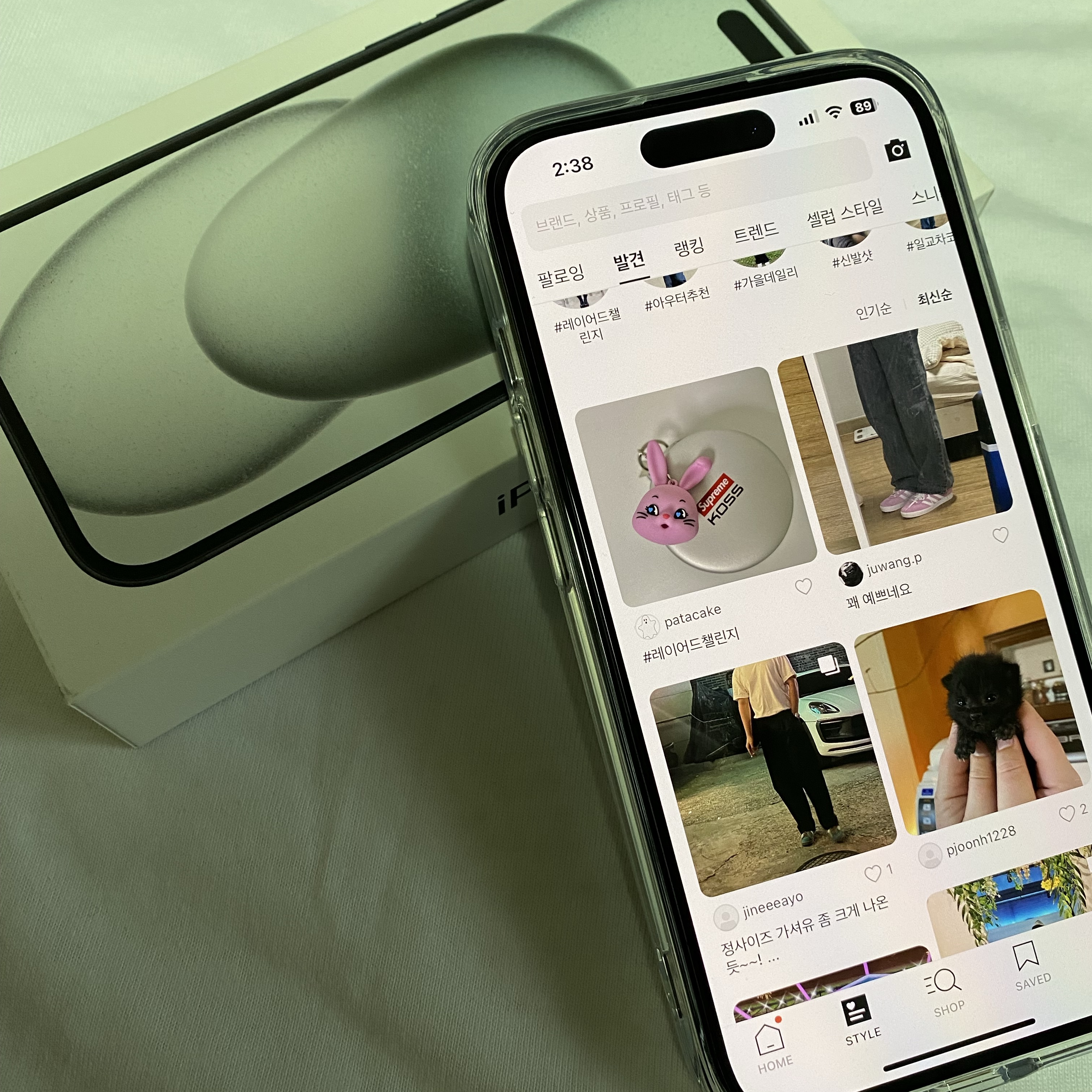 Apple iPhone 15 256GB Black (Korean Ver.) 착용 스타일 - 1