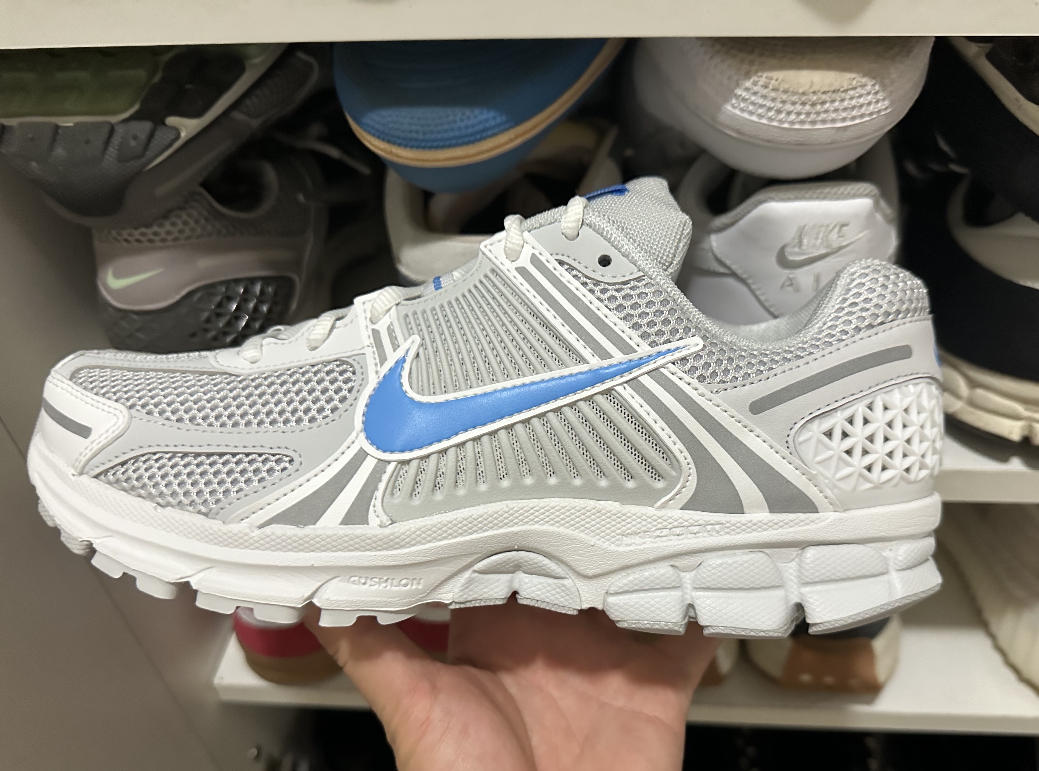 Nike Zoom Vomero 5 Photon Dust and University Blue 착용 스타일