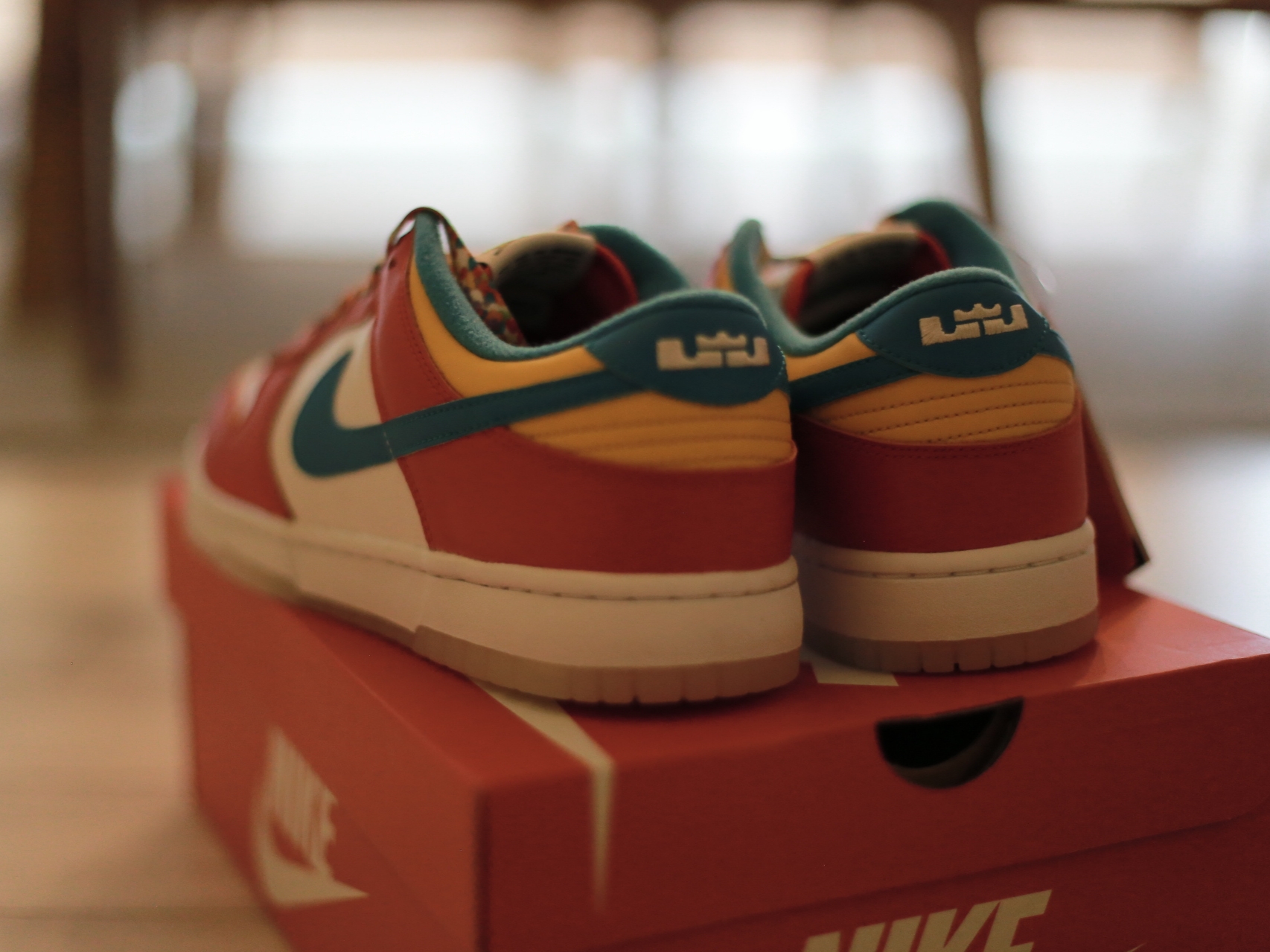 Nike x LeBron James x Fruity Pebbles Dunk Low QS Habanero Red 착용 스타일 - 3