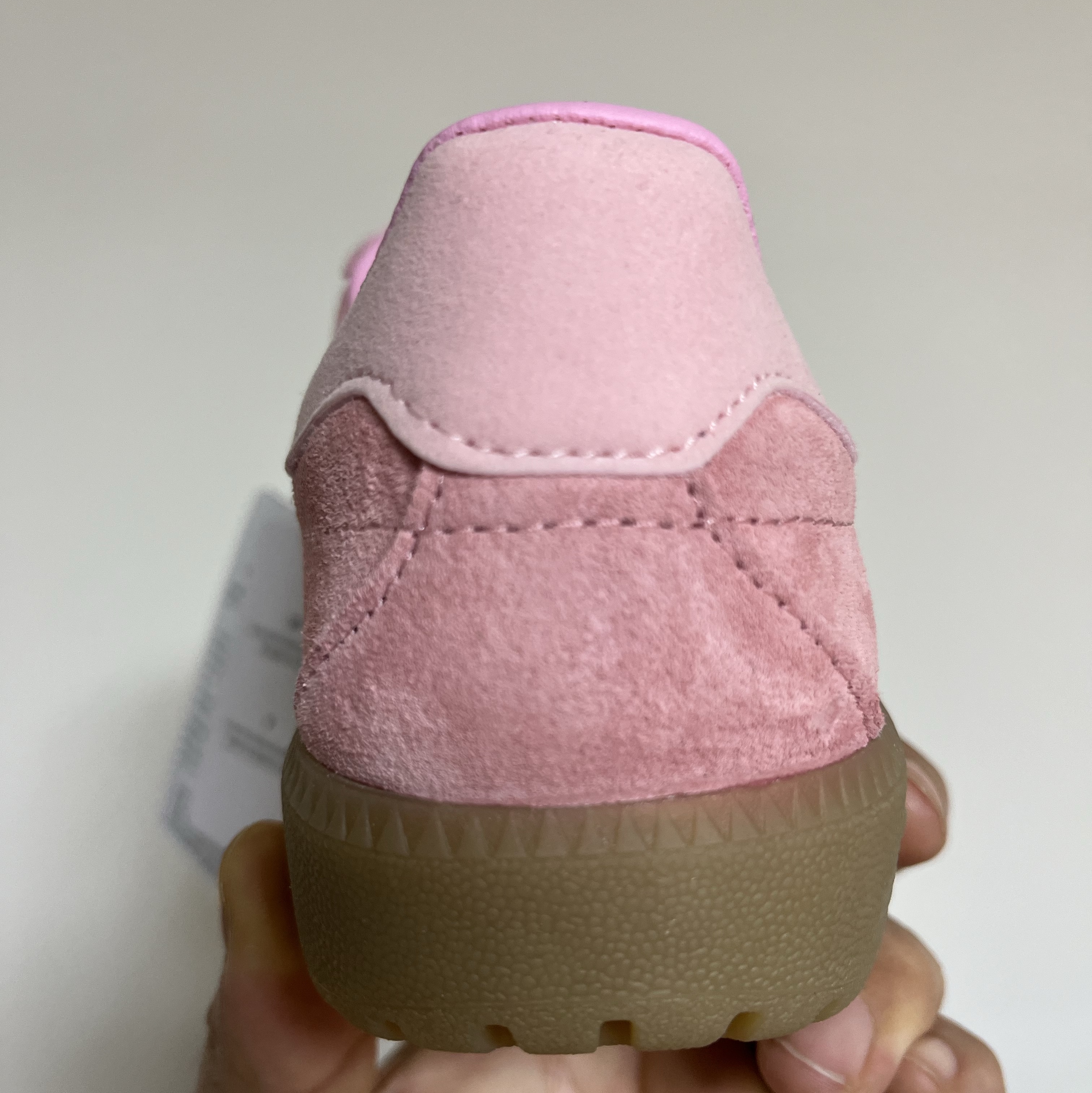 Adidas Bermuda Glow Pink 착용 스타일 - 3