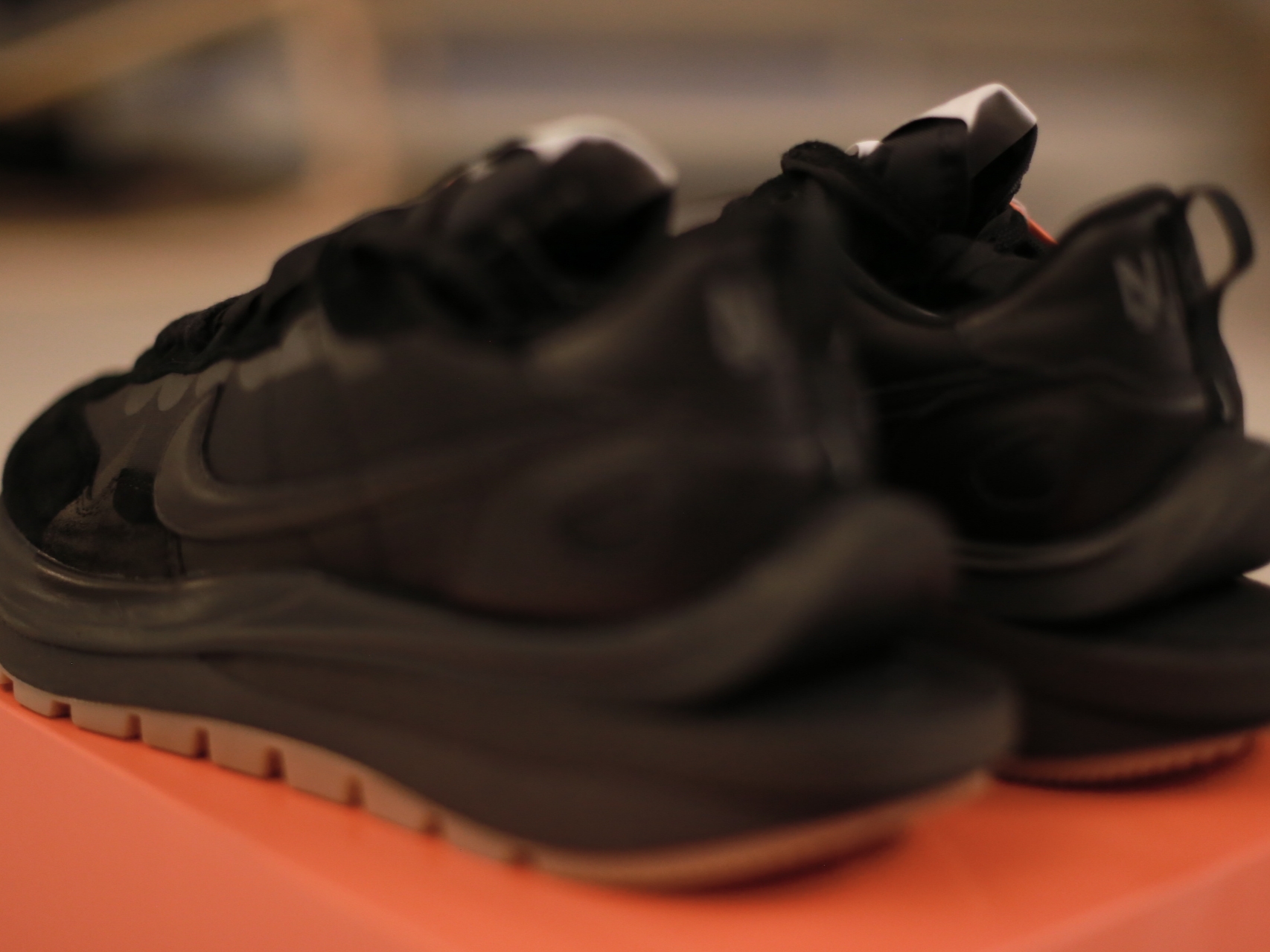 Nike x Sacai VaporWaffle Black and Gum 착용 스타일 - 3