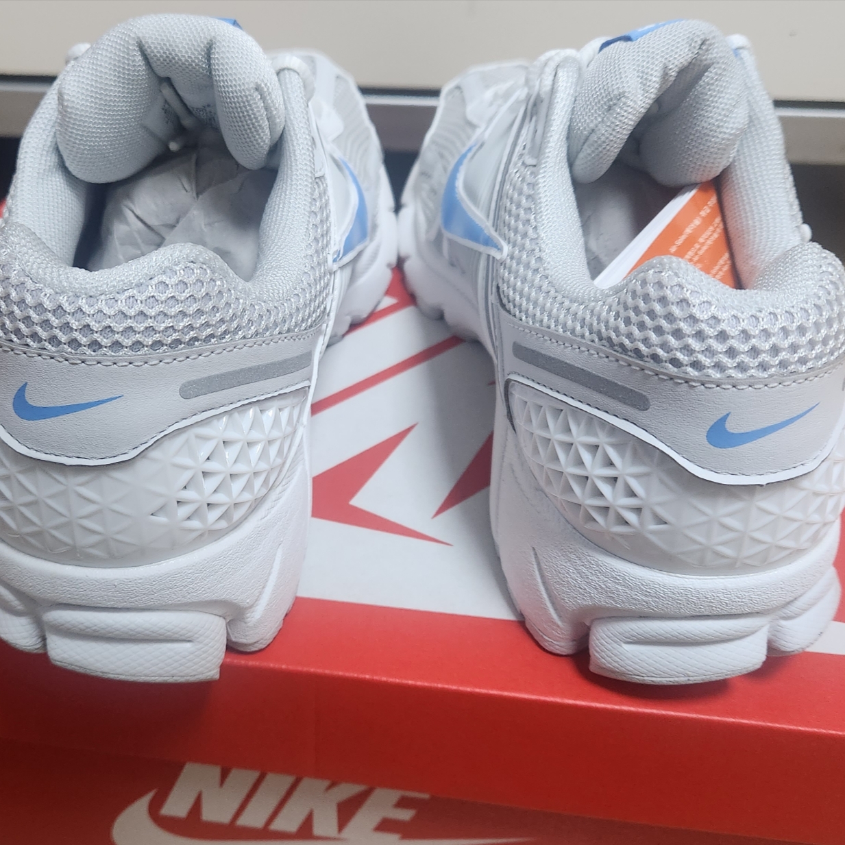 Nike Zoom Vomero 5 Photon Dust and University Blue 착용 스타일 - 4