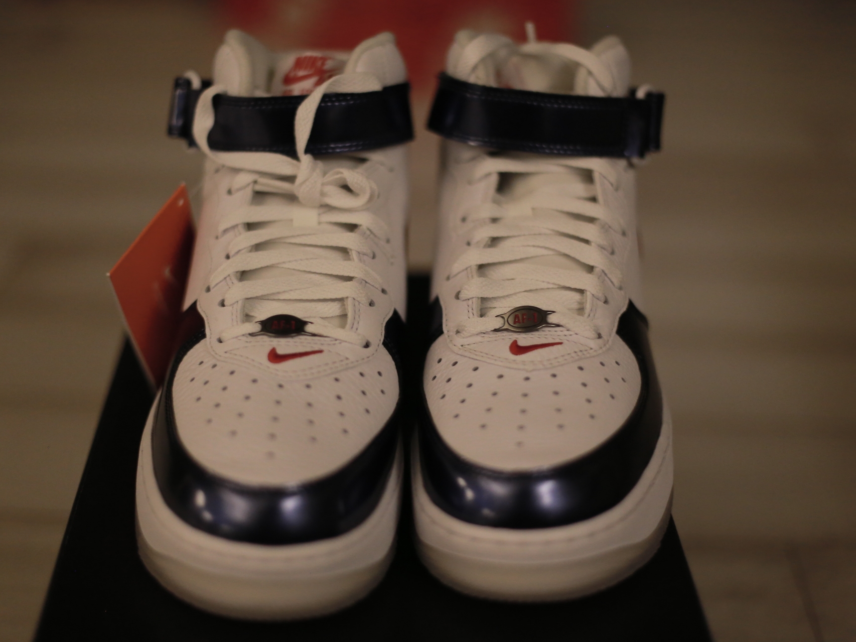Nike Air Force 1 Mid QS University Red and Midnight Navy 착용 스타일 - 6