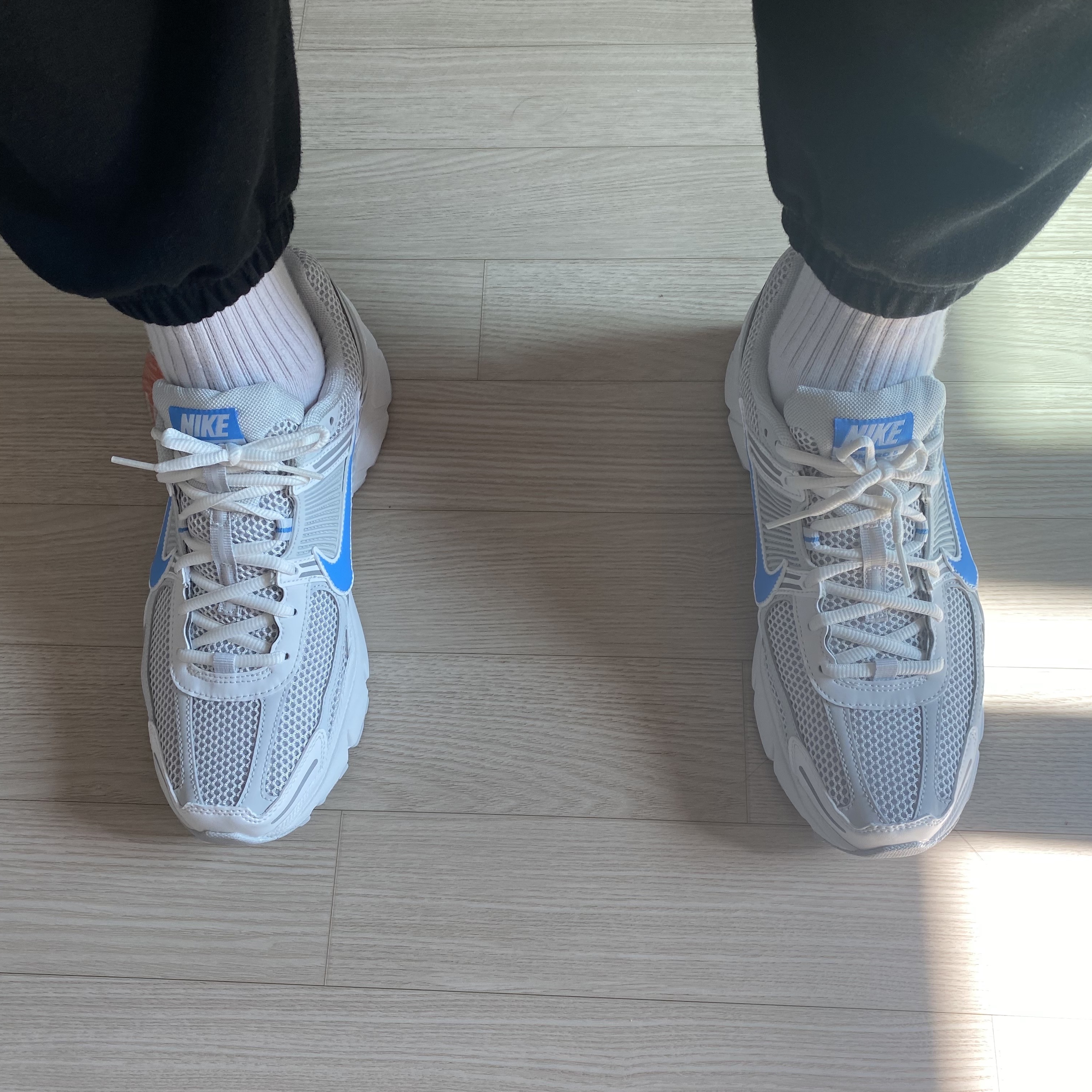 Nike Zoom Vomero 5 Photon Dust and University Blue 착용 스타일 - 2
