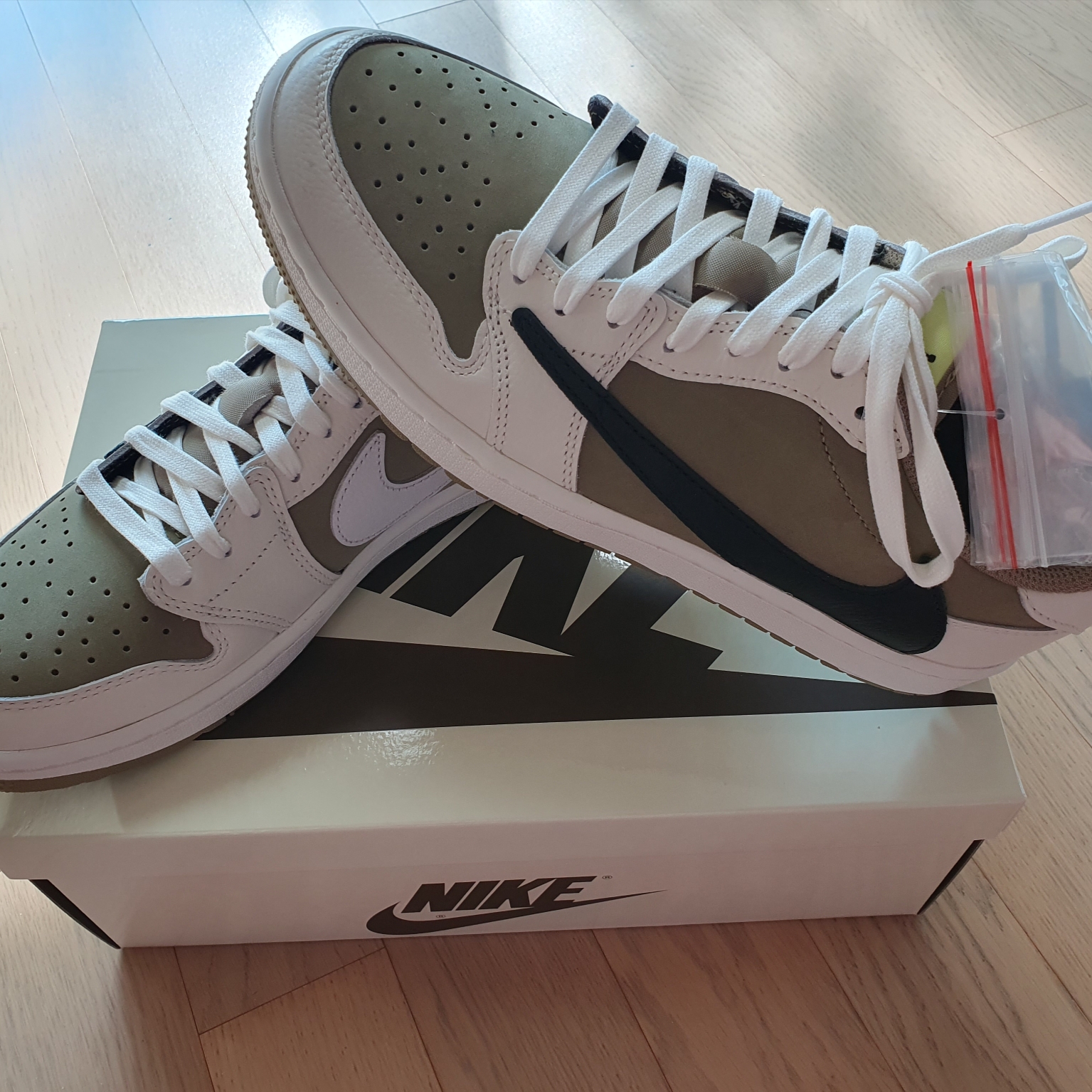 Jordan 1 x Travis Scott Retro Low Golf NRG Neutral Olive 착용 스타일 - 1