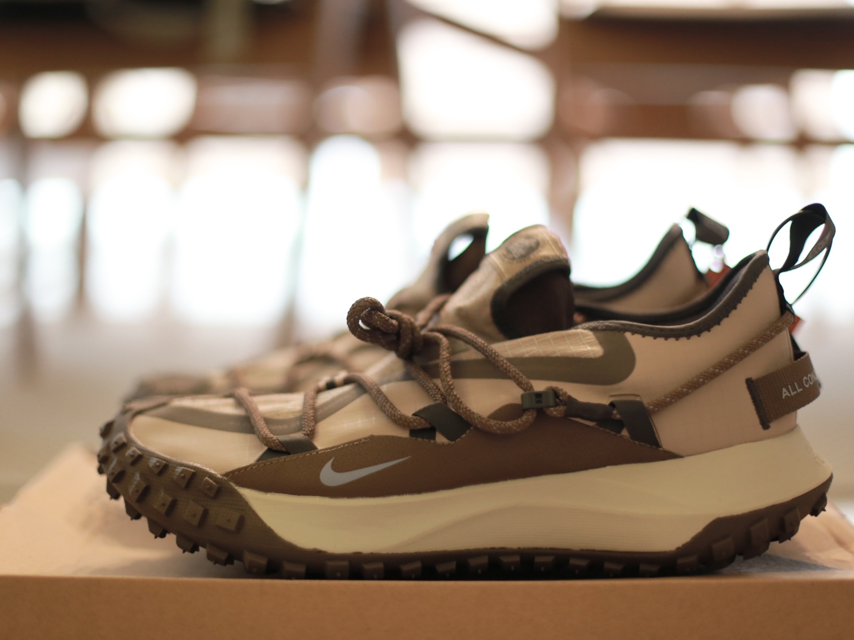 Nike ACG Mountain Fly Low Ironstone 착용 스타일 - 1