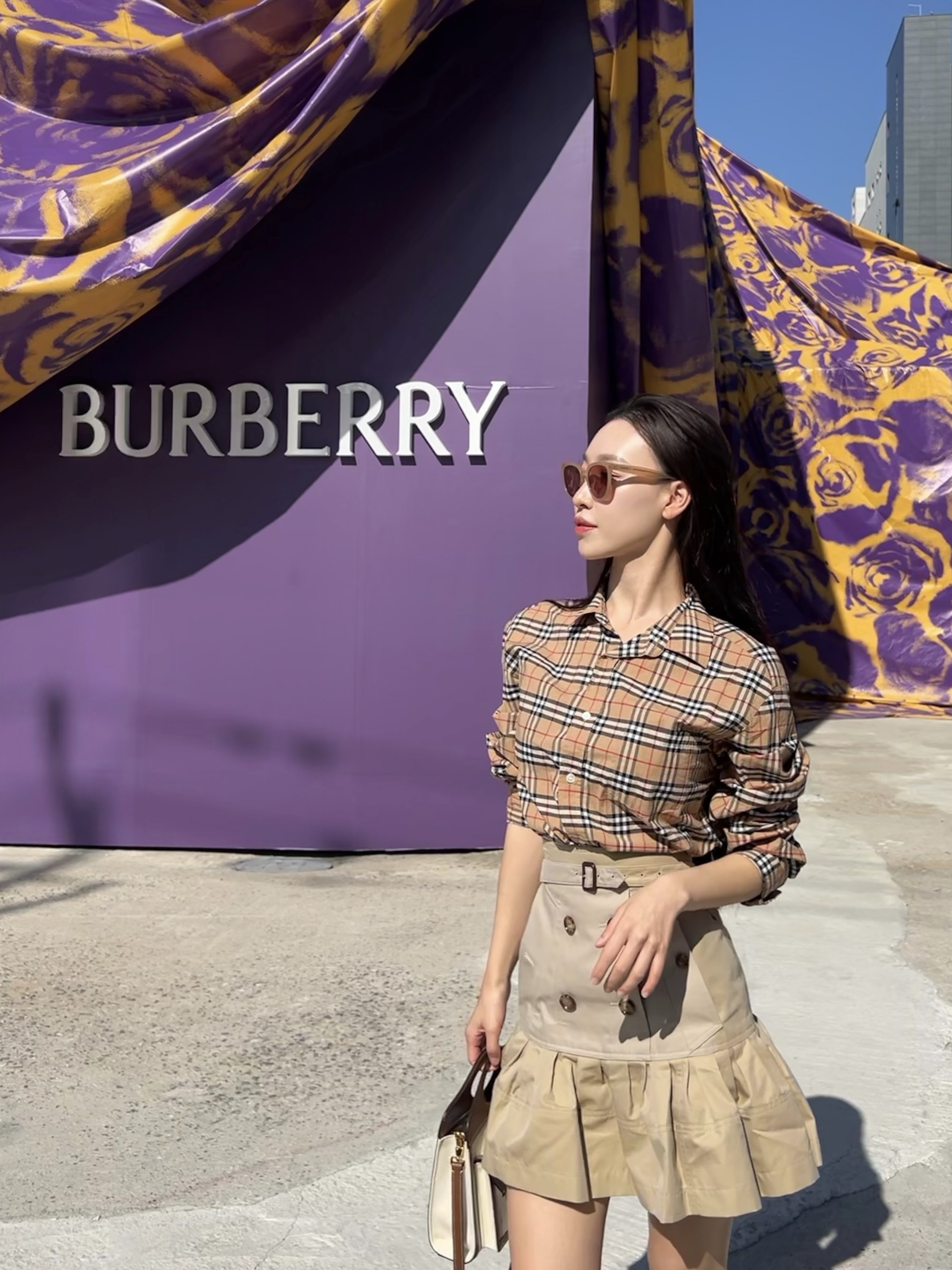 Burberry Reversible Check Cotton Harrington Jacket Truffle, Burberry Small Pocket Tote Bag Malt Brown 착용 스타일 - 2