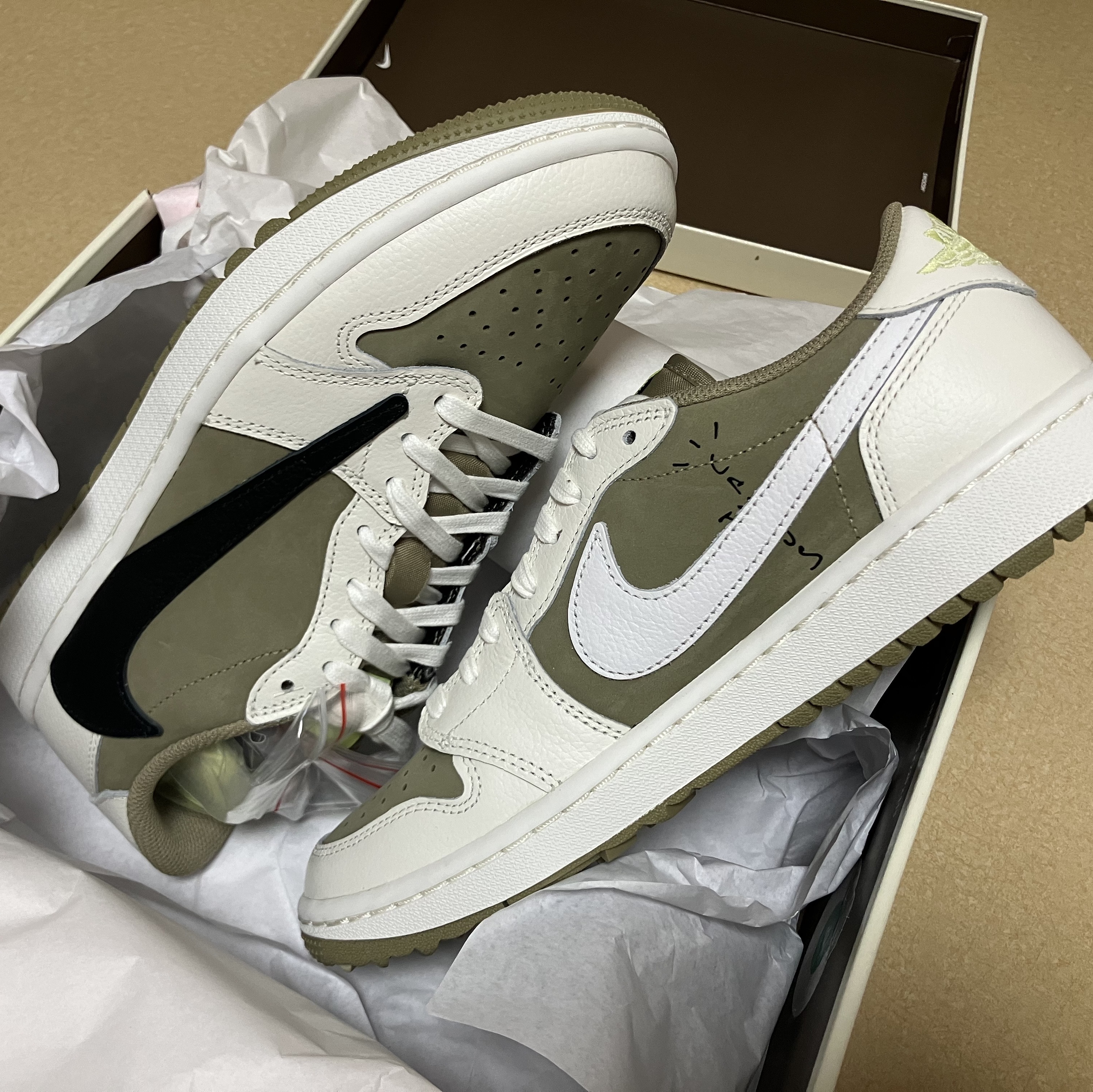 Jordan 1 x Travis Scott Retro Low Golf NRG Neutral Olive 착용 스타일 - 1