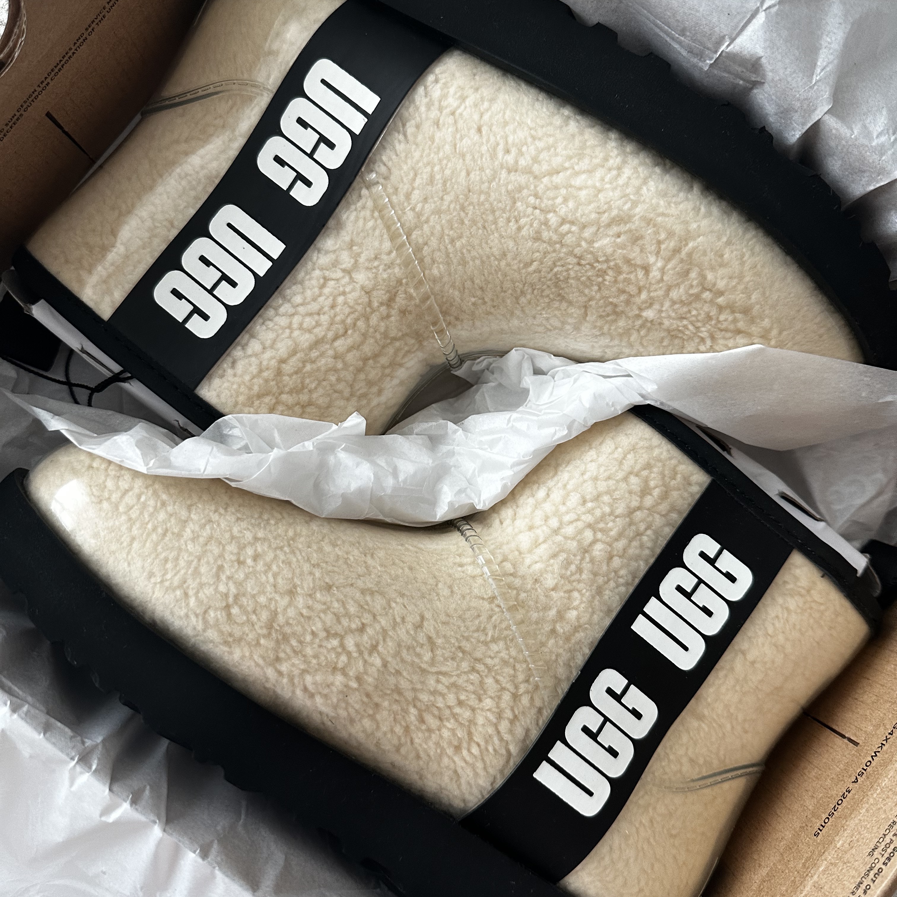 (W) UGG Classic Clear Mini Boots Natural Black 착용 스타일