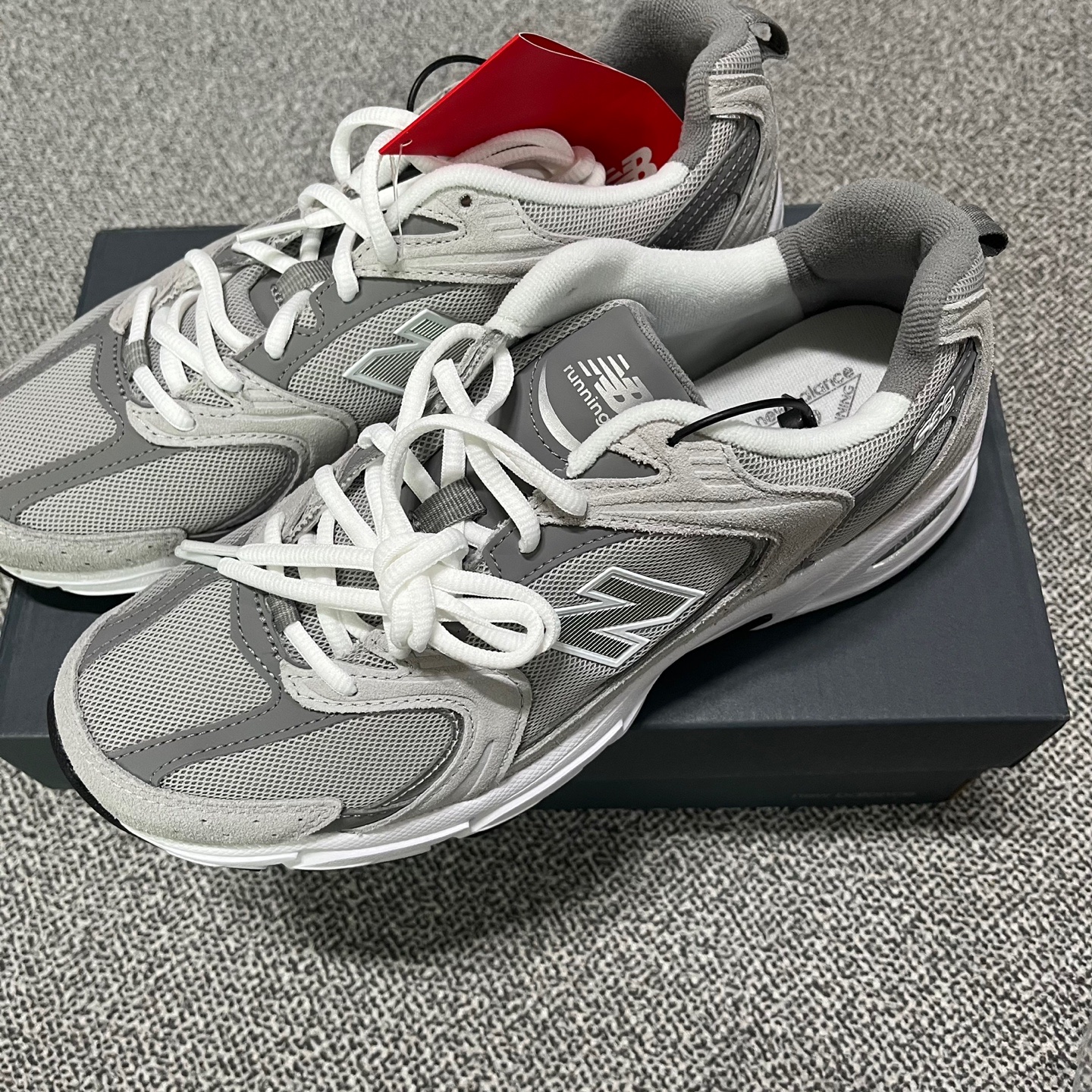 New Balance 530 Grey 착용 스타일