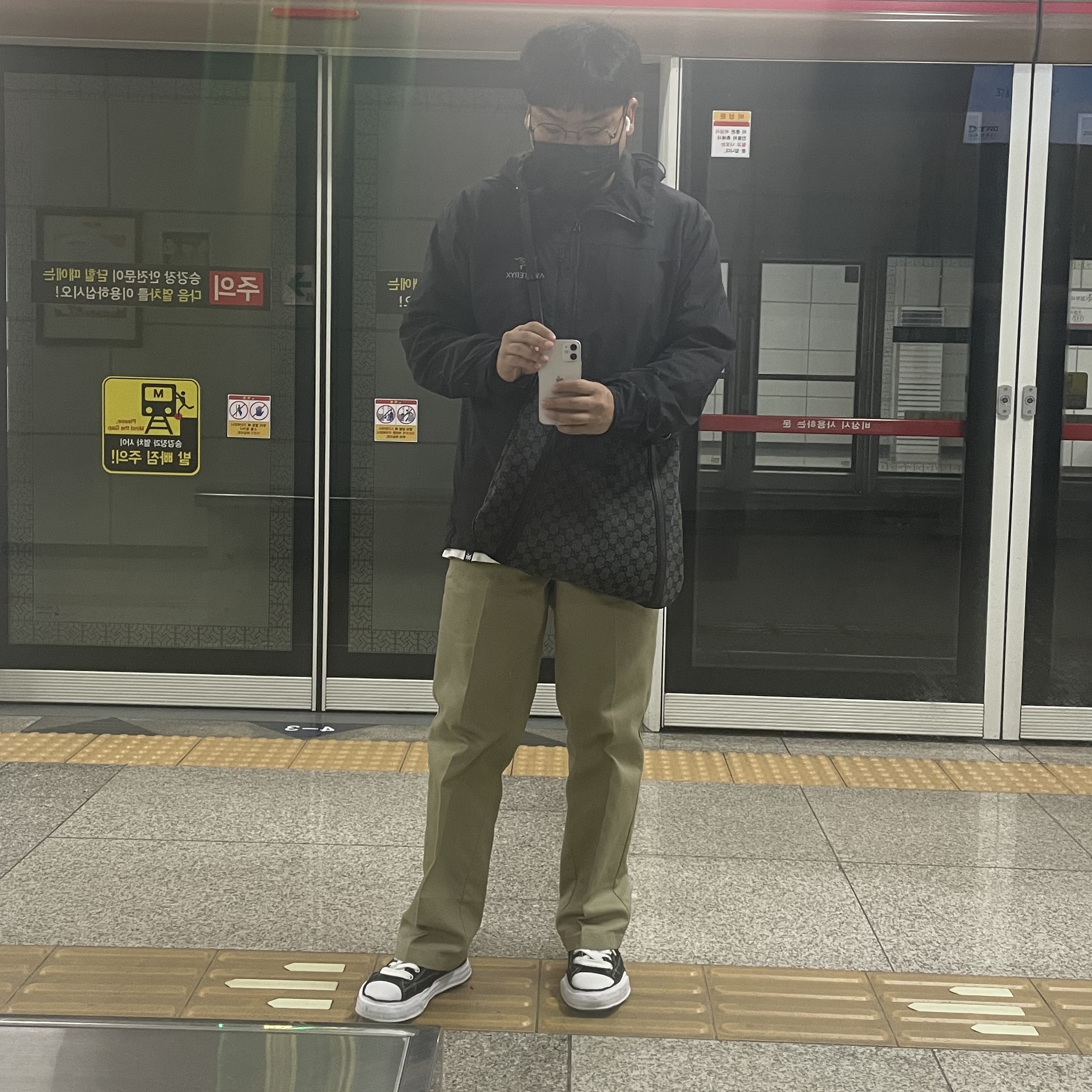 Maison Mihara Yasuhiro Peterson OG Sole Canvas Low Sneakers Black, Arc'teryx Squamish Hoody Black 착용 스타일