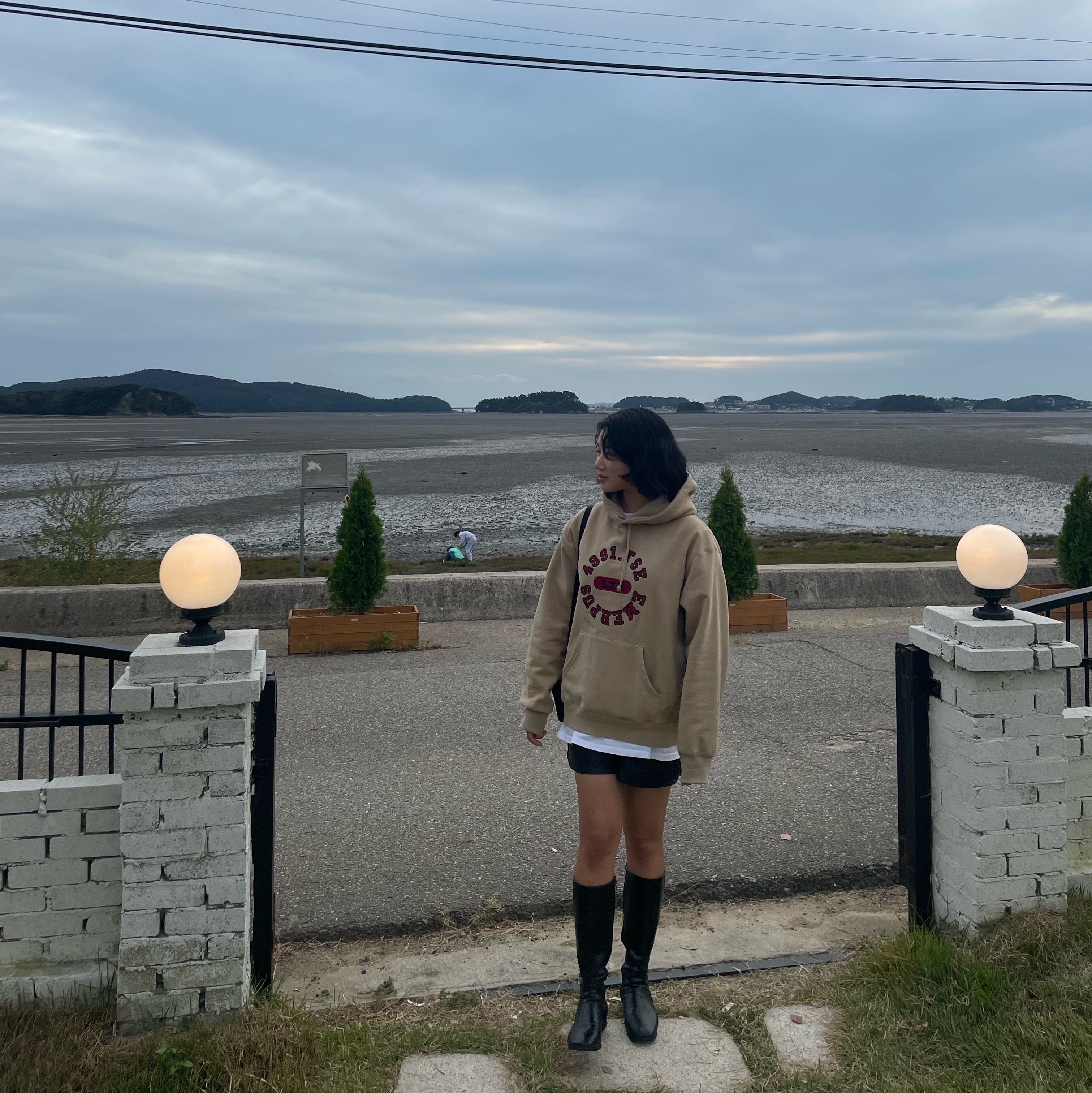 Supreme Reverse Hooded Sweatshirt Dark Tan - 23SS 착용 스타일 - 1